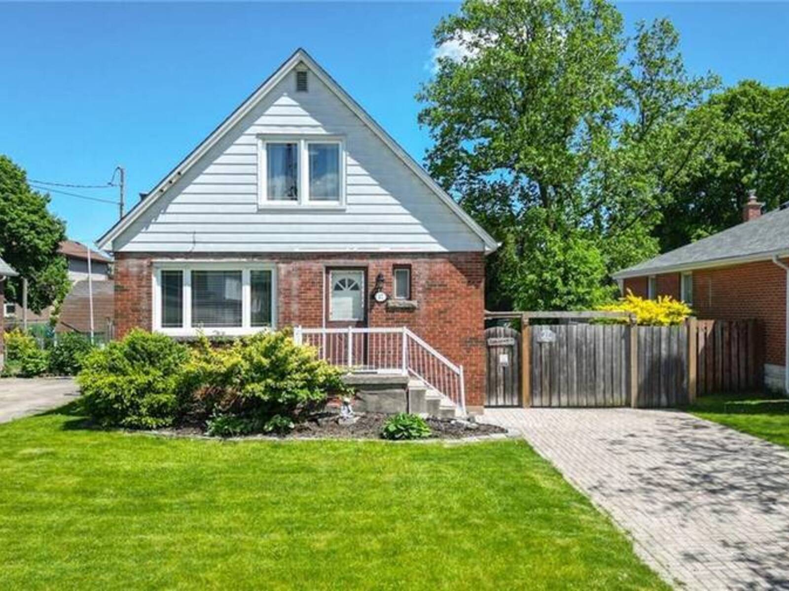 27 DELEVAN Crescent, Hamilton, Ontario L9A 4A8