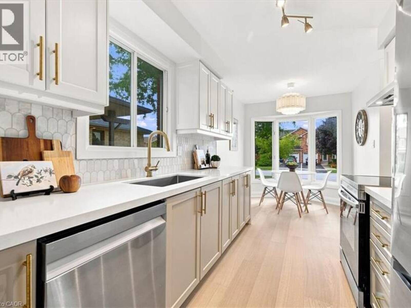 2020 CHRISDON Road, Burlington, Ontario L7M 3W8