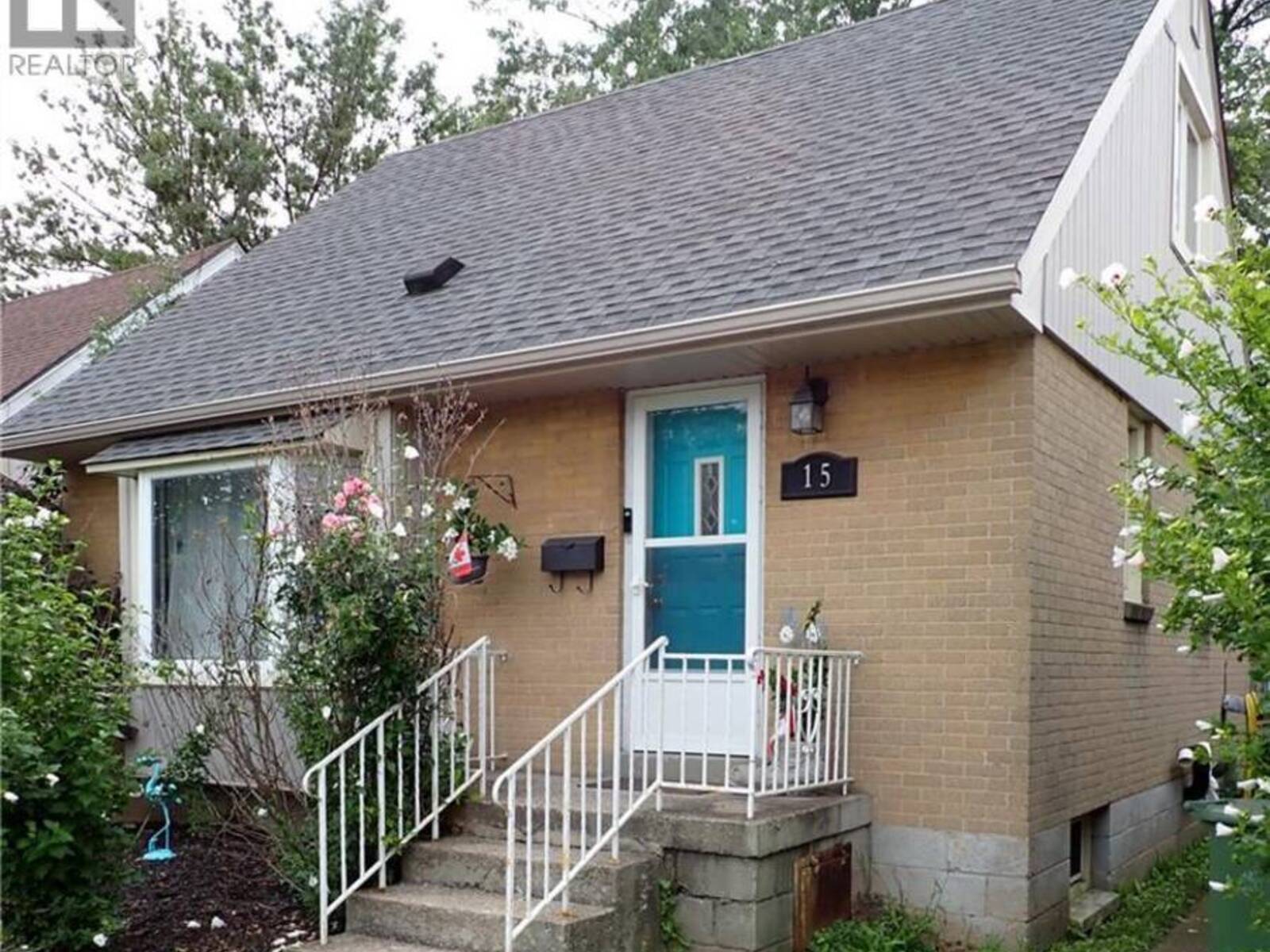15 BLAIR Avenue, Hamilton, Ontario L8H 6E6