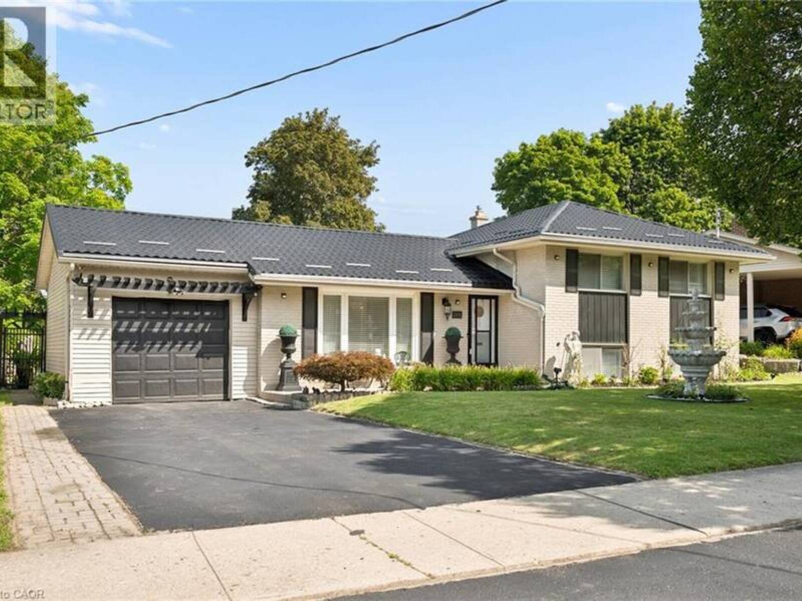 285 STONYBROOK Drive, Kitchener, Ontario N2M 4L8
