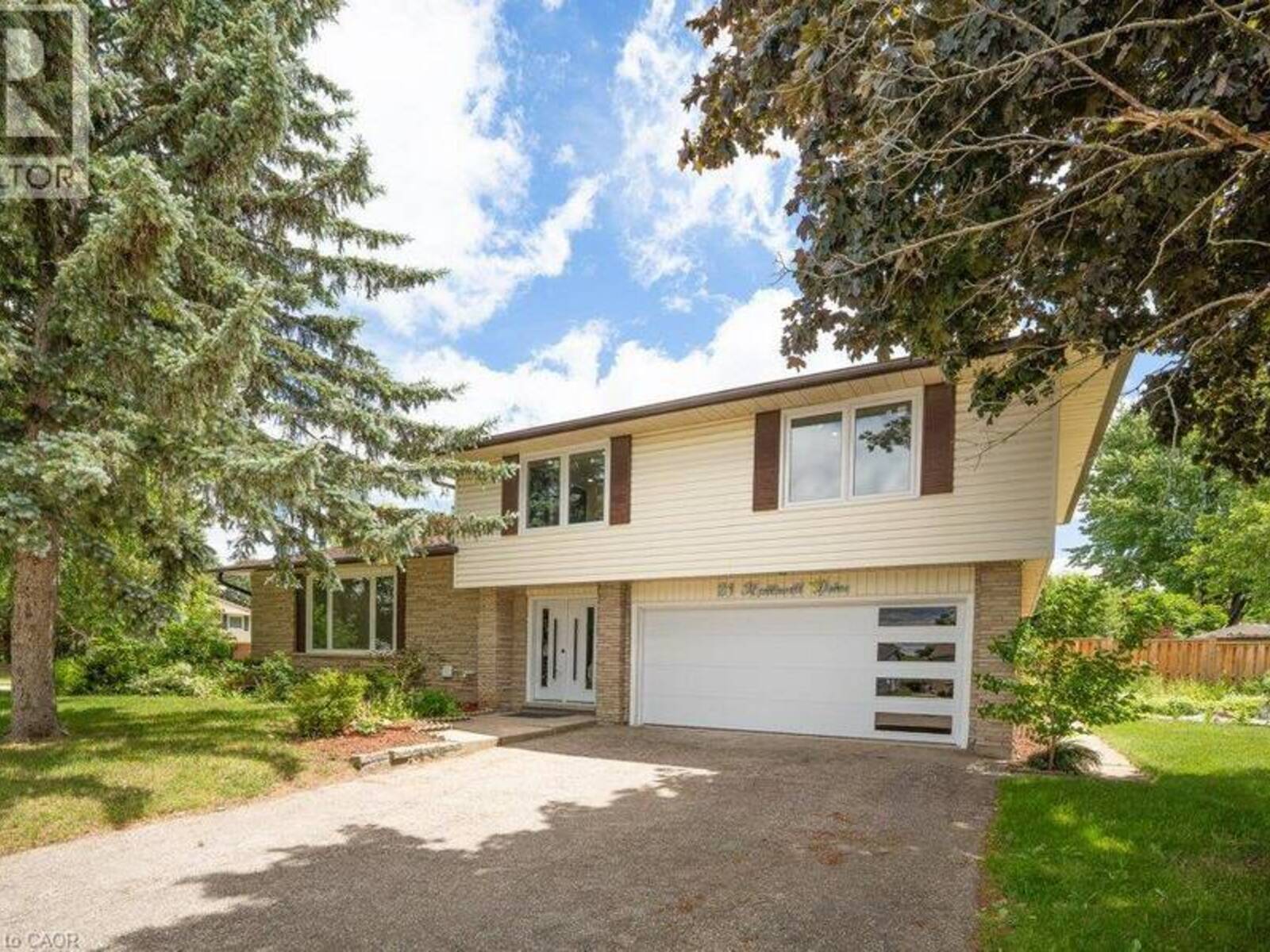 21 HALLIWELL Drive, Kitchener, Ontario N2B 2M5