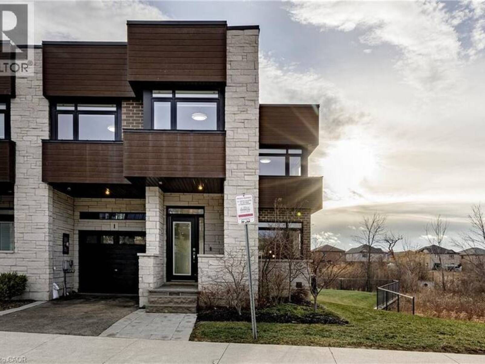 35 MIDHURST Heights Unit# 1, Hamilton, Ontario L8J 0K9