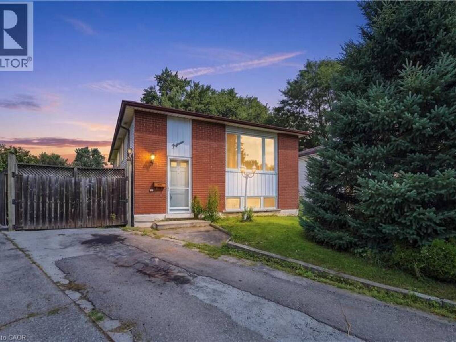 15 DUNCAIRN Court, Hamilton, Ontario L9C 6G2