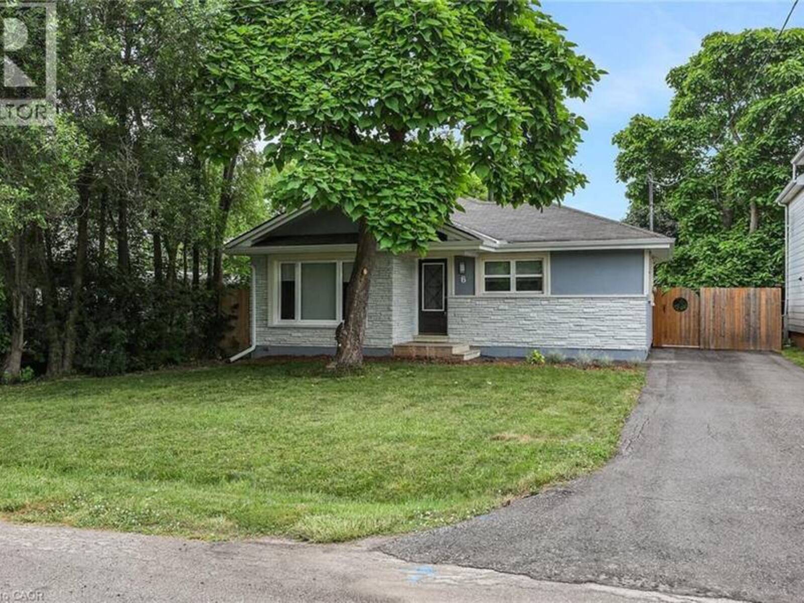 6 LINCOLN Avenue, Grimsby, Ontario L3M 1Y4