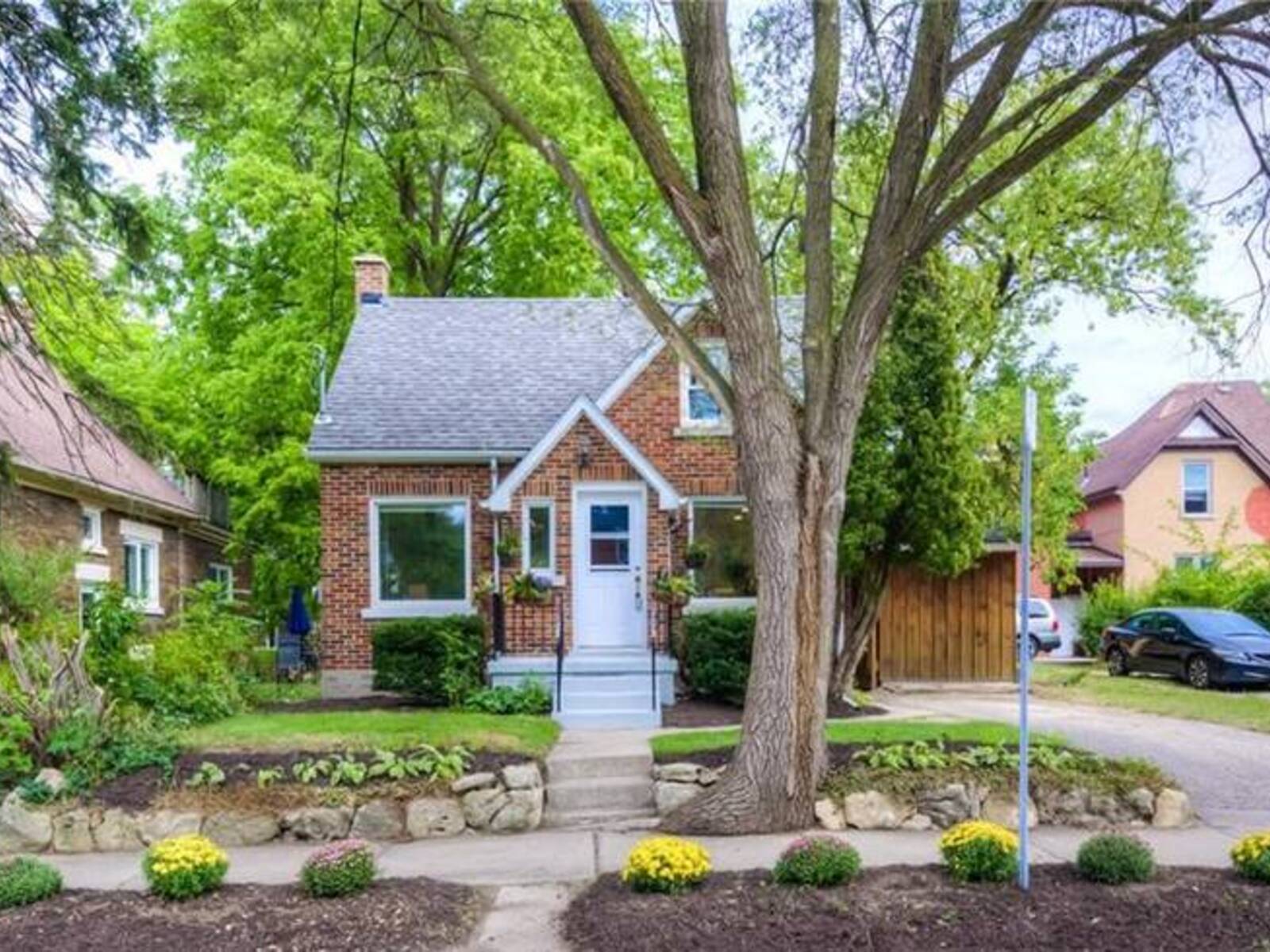 4 DUNBAR Road N, Waterloo, Ontario N2L 2C7