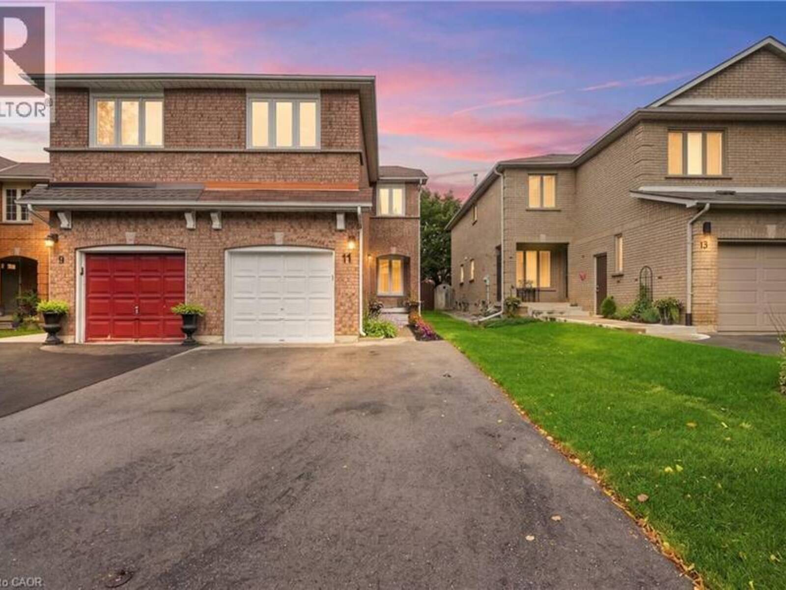 11 WAKEFIELD Lane, Waterdown, Ontario L8B 0M2