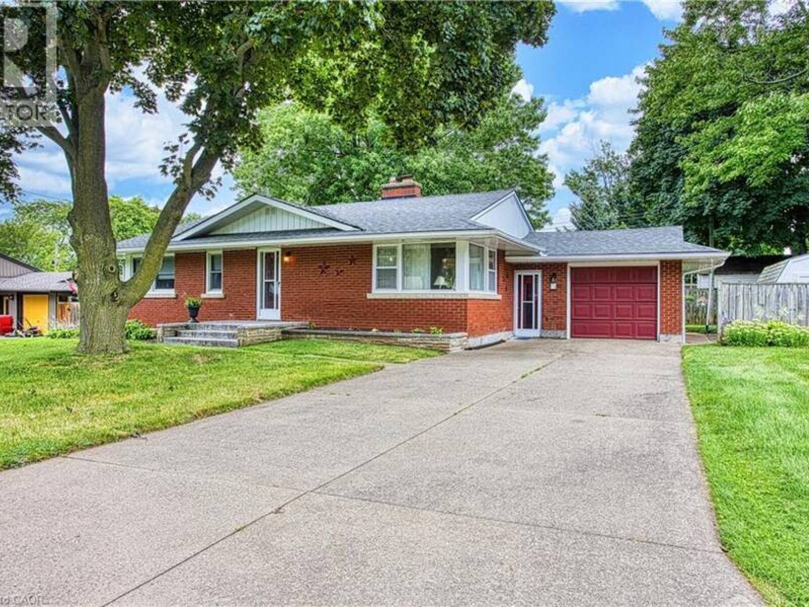 6 CHERRYWOOD Avenue, Grimsby, Ontario L3M 2N1