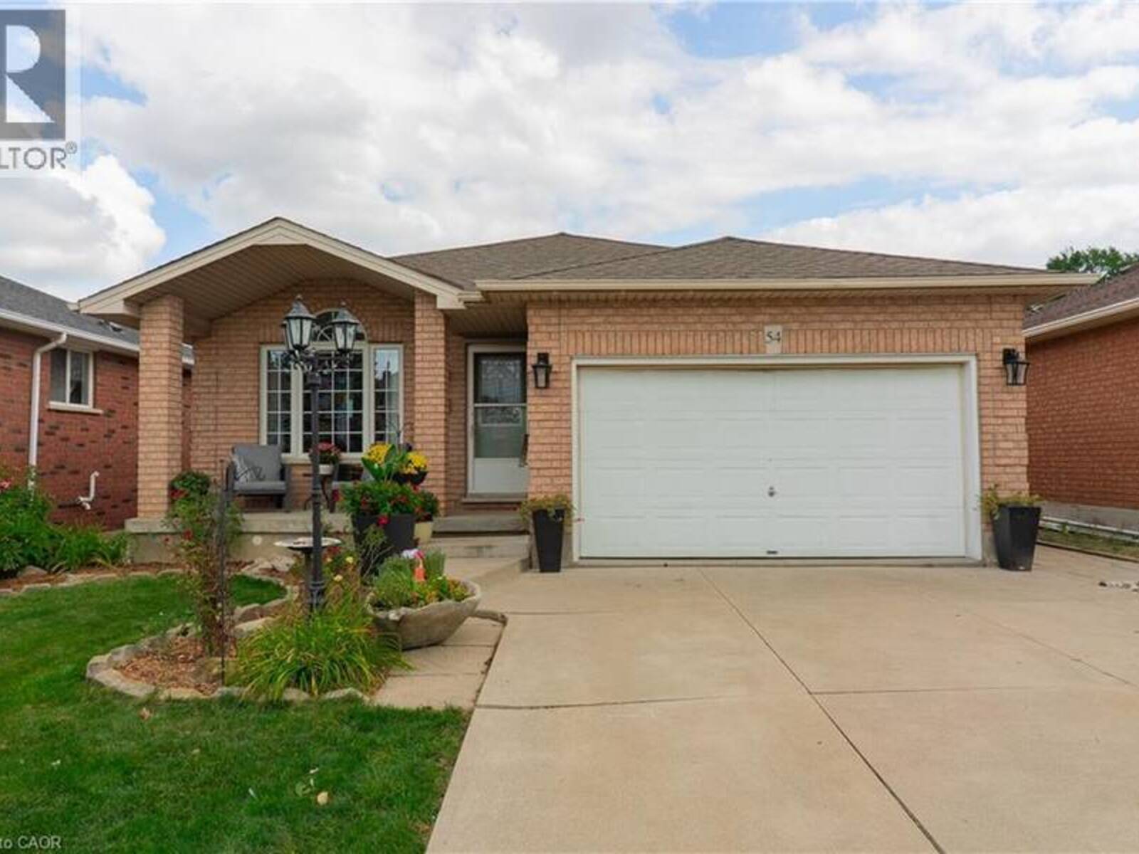 54 REPUBLIC Avenue, Hamilton, Ontario L9B 2G7