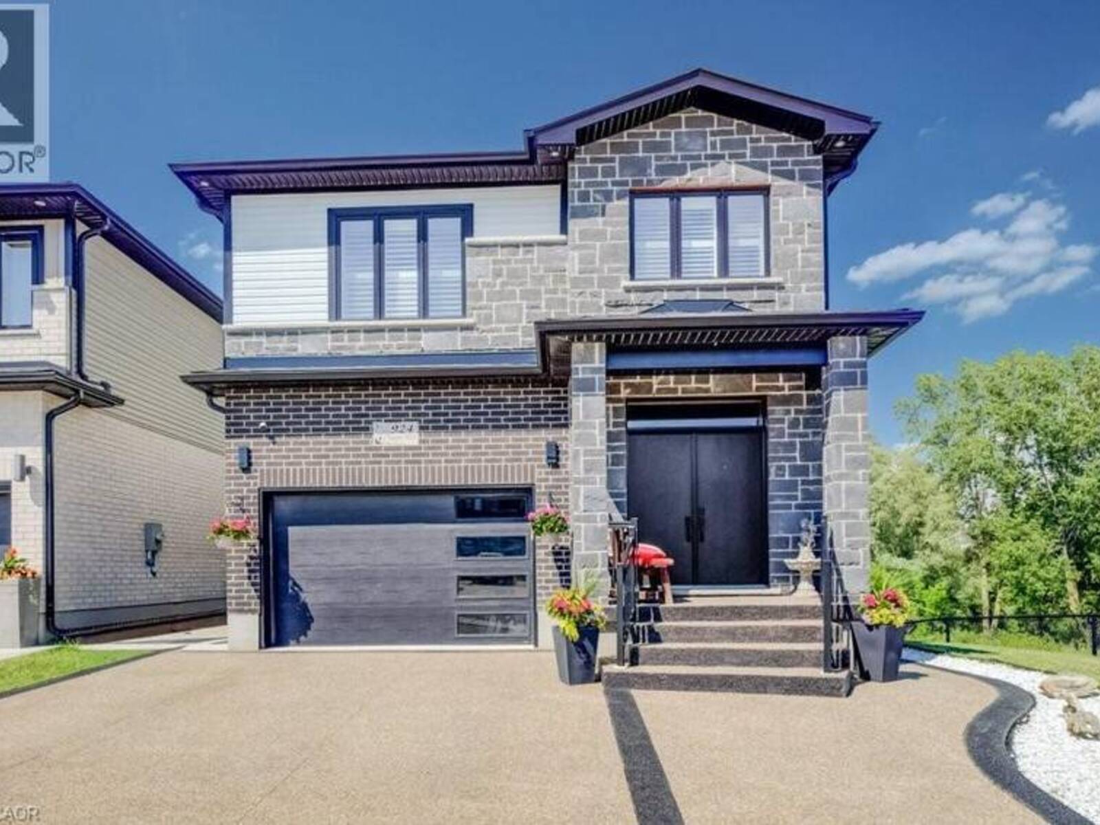 924 CHAPEL HILL Court, Kitchener, Ontario N2R 0P4