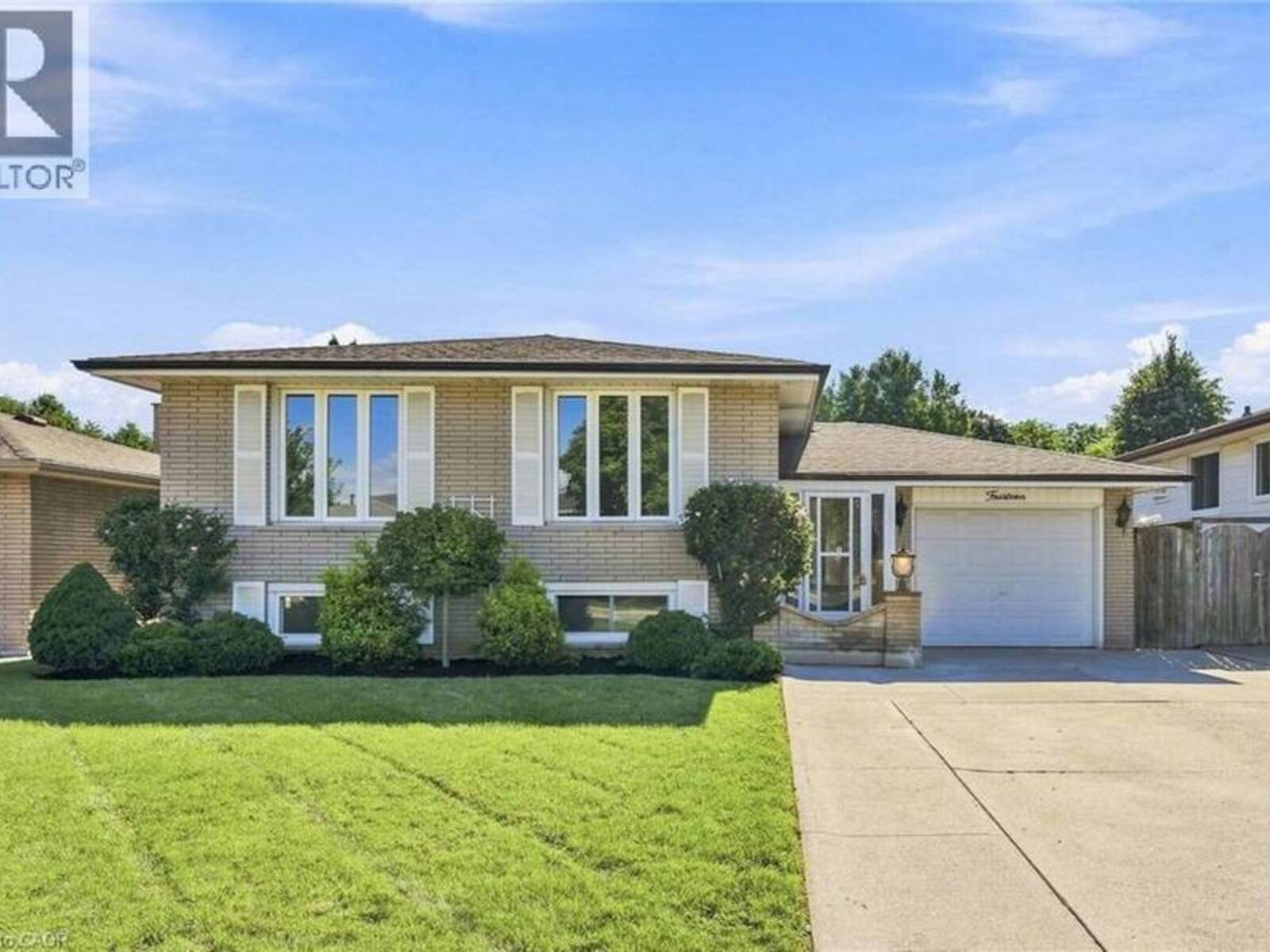 14 GREEN FOREST Drive, Hamilton, Ontario L8G 3A7