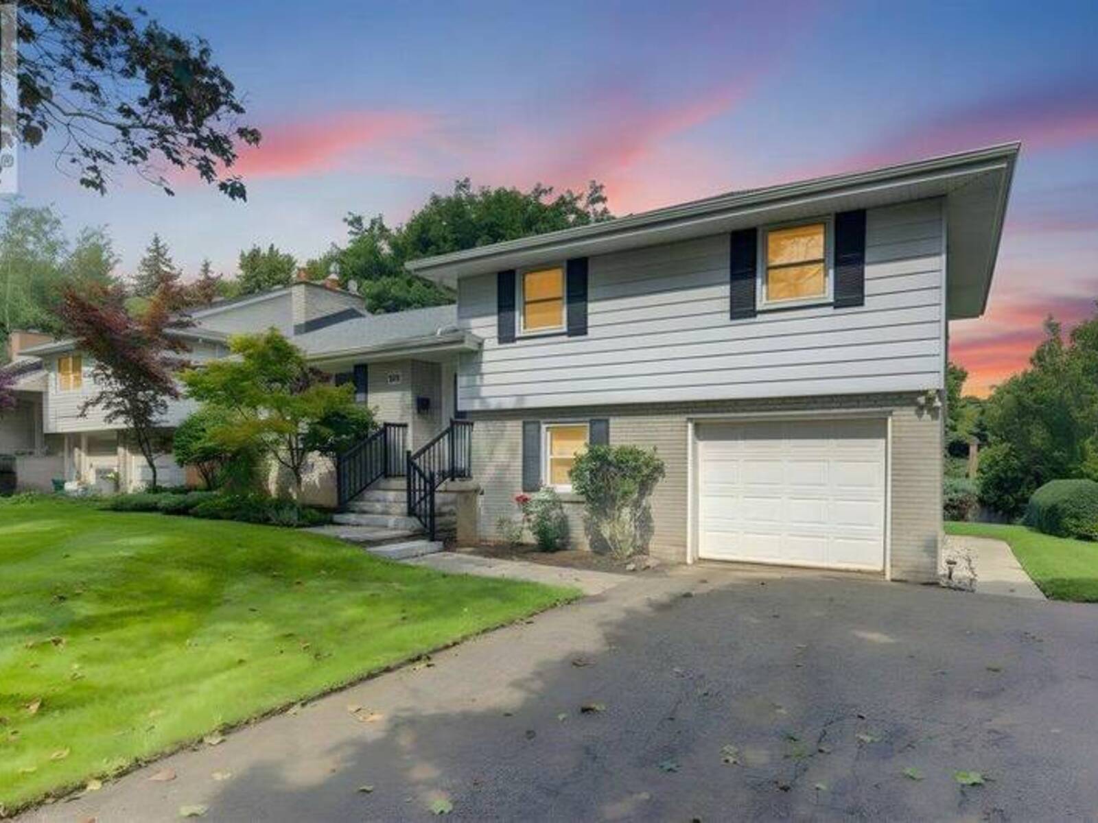 204 STANLEY Drive, Waterloo, Ontario N2L 1H4