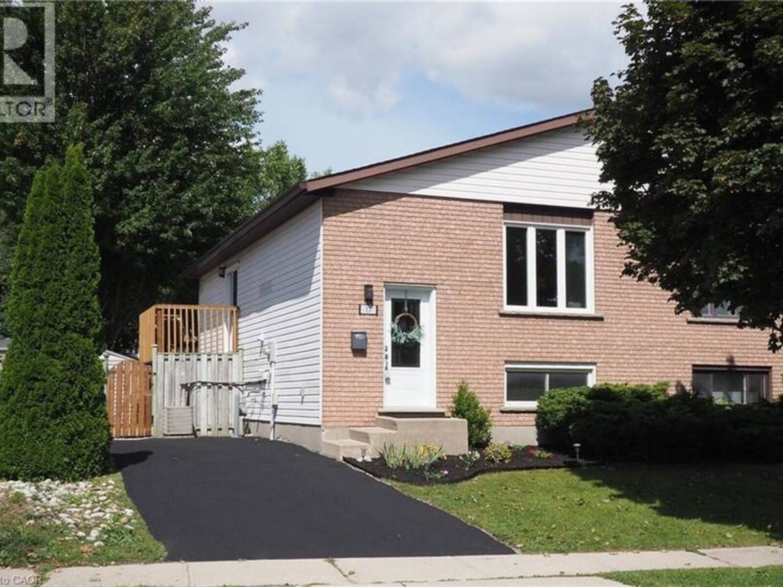 17 DYER Court, Cambridge, Ontario N3C 4B8
