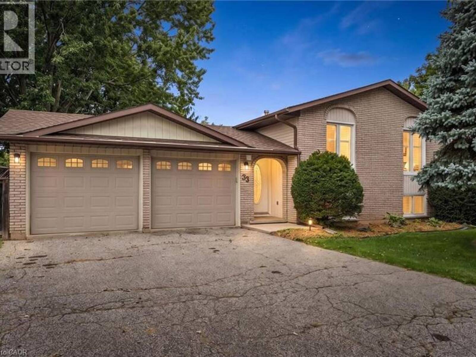33 MACCOLL Place, Caledonia, Ontario N3W 1K4