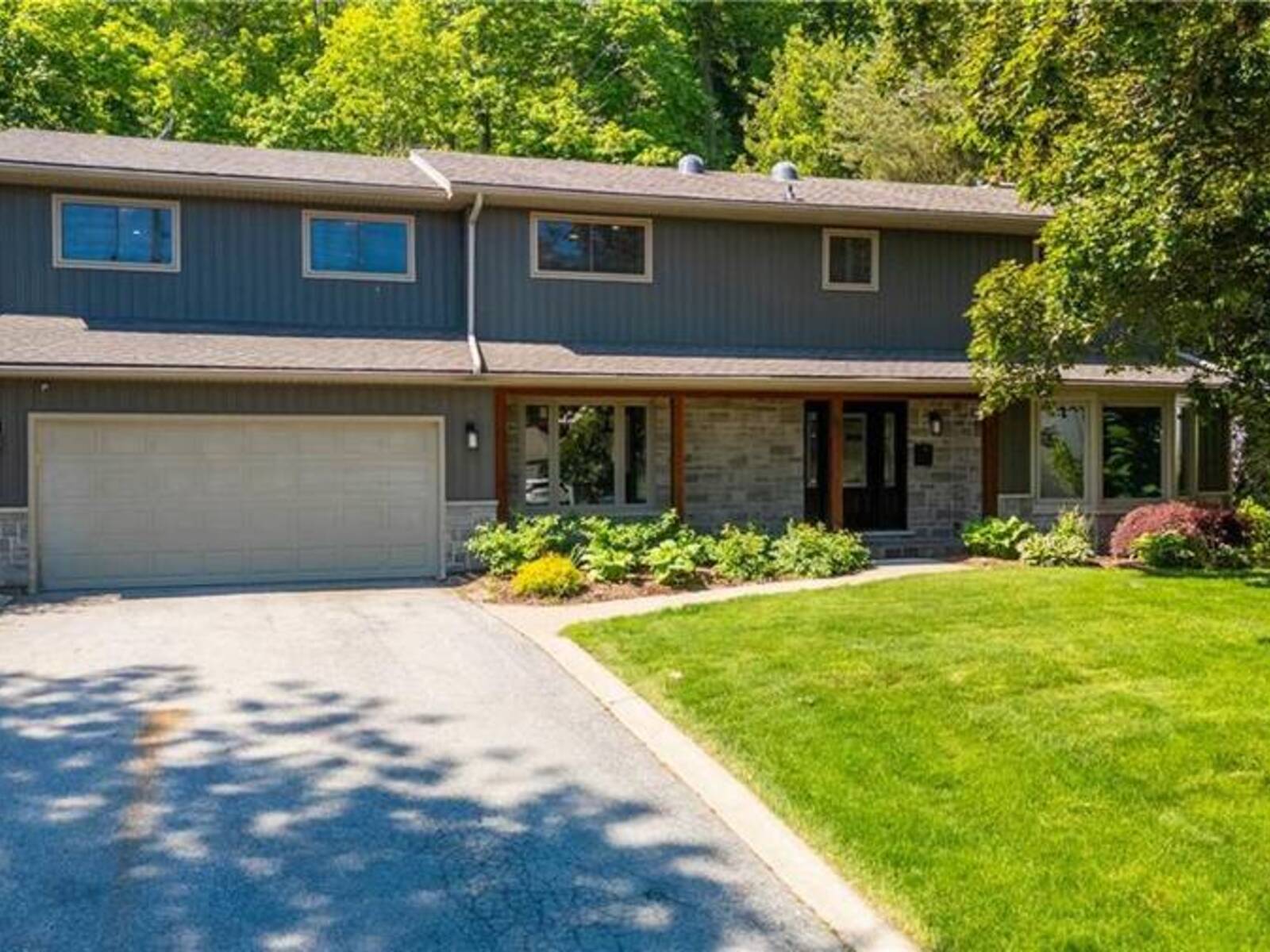 94 DORCHESTER Drive, Grimsby, Ontario L3M 1A8