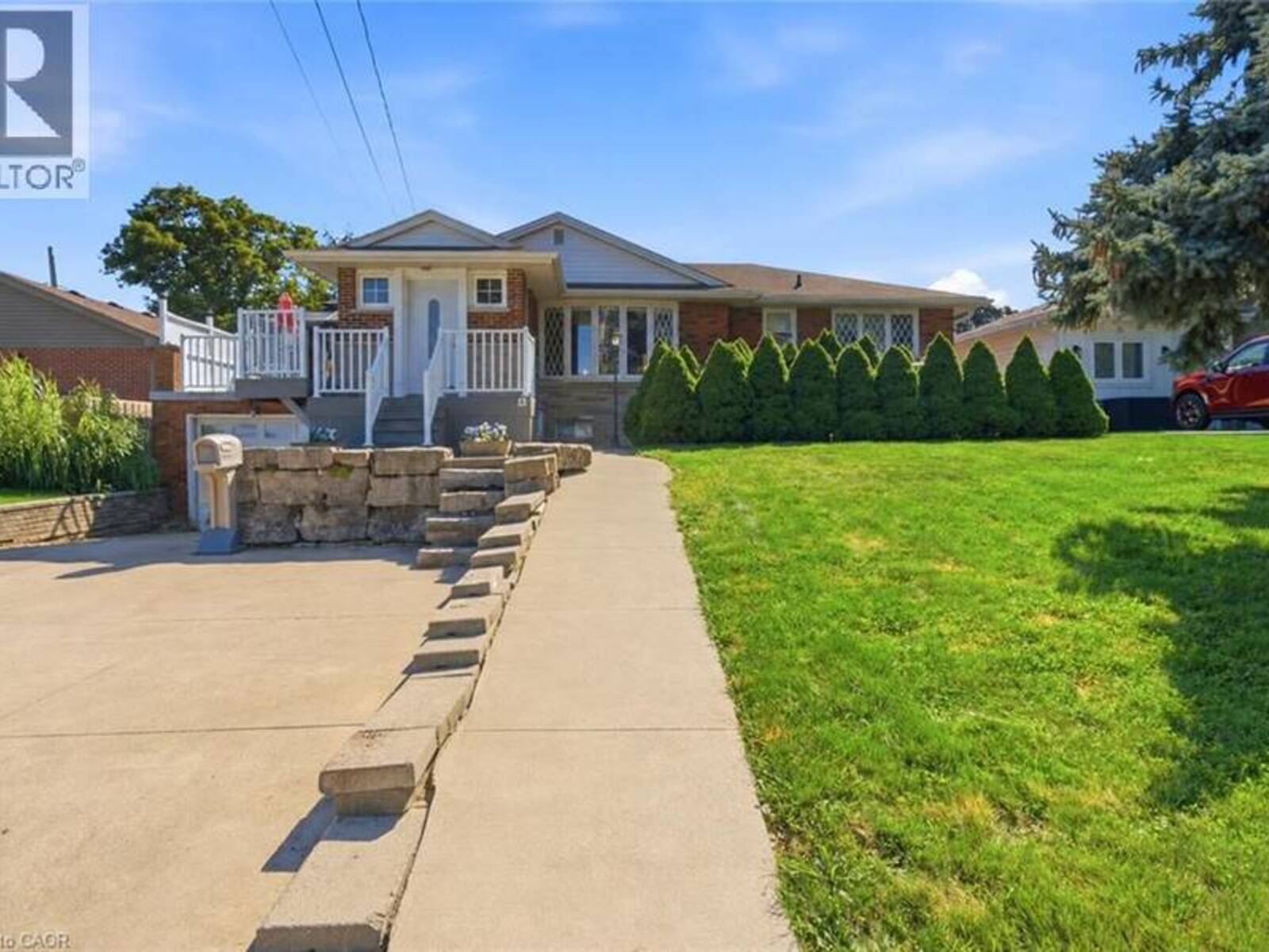 13 LAKESIDE Drive, Grimsby, Ontario L3M 2K8