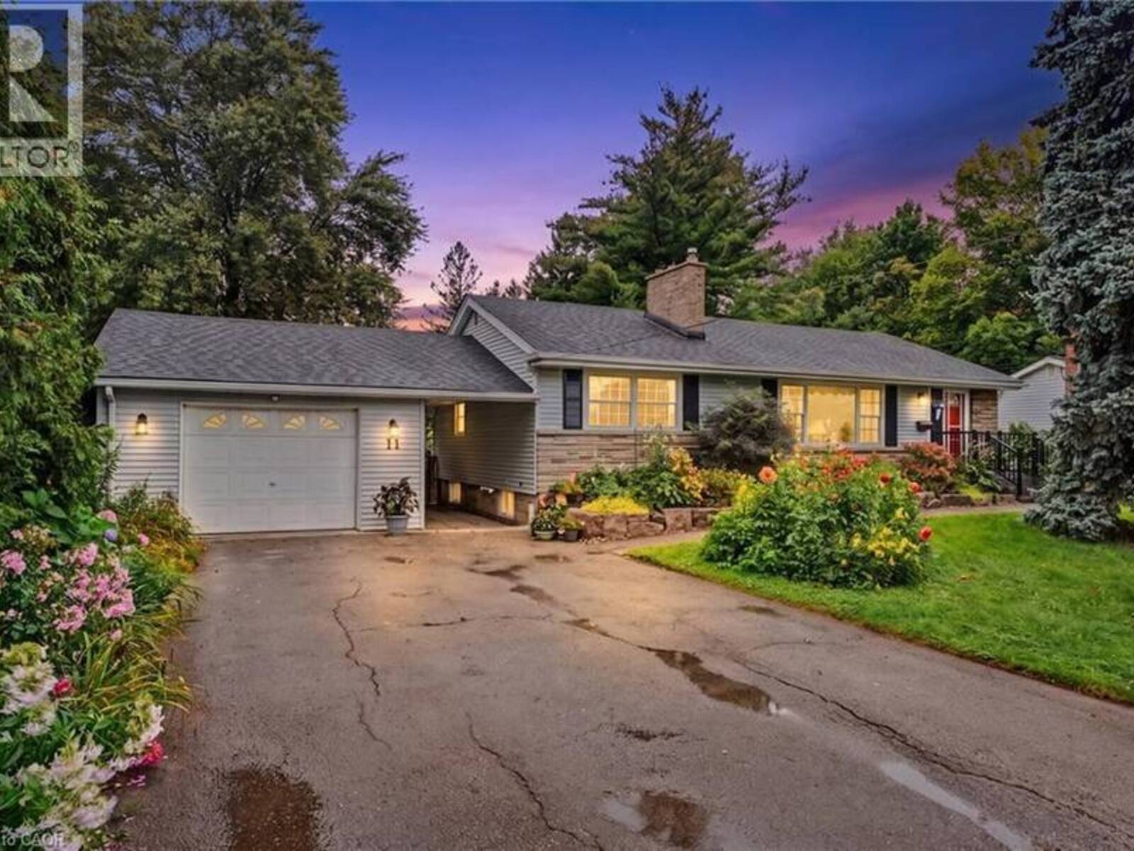 11 MILLER Drive, Ancaster, Ontario L9G 2H9