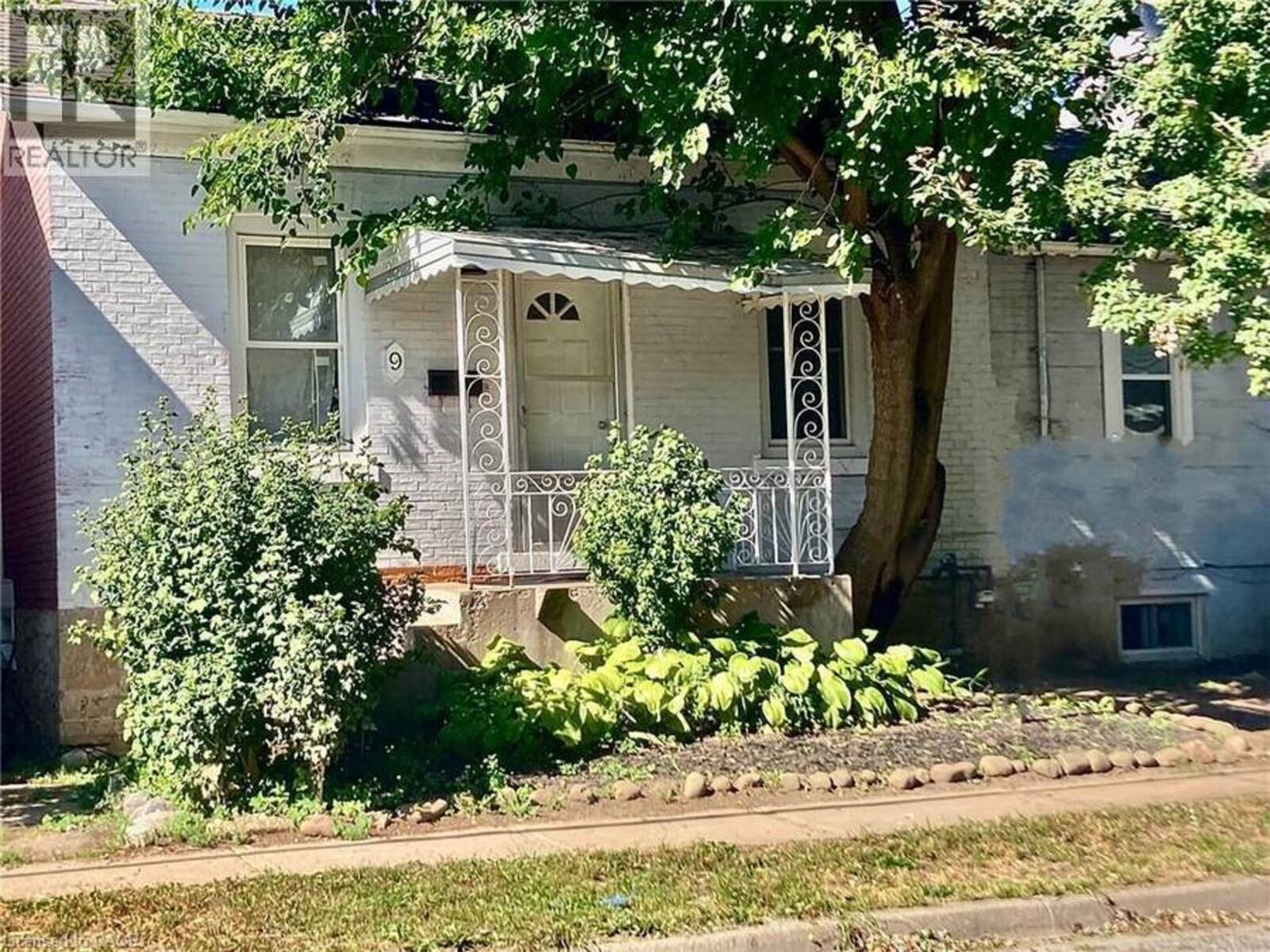 9 WOODLAND Avenue, St. Catharines, Ontario L2R 5A1