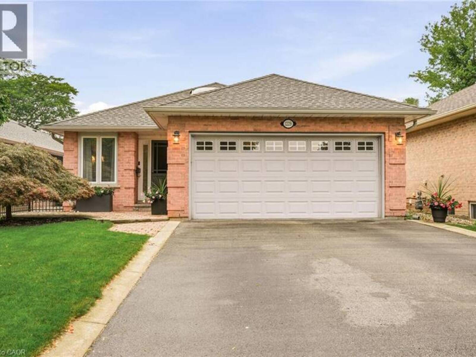 1229 NATHANIEL Crescent, Burlington, Ontario L7S 2A6