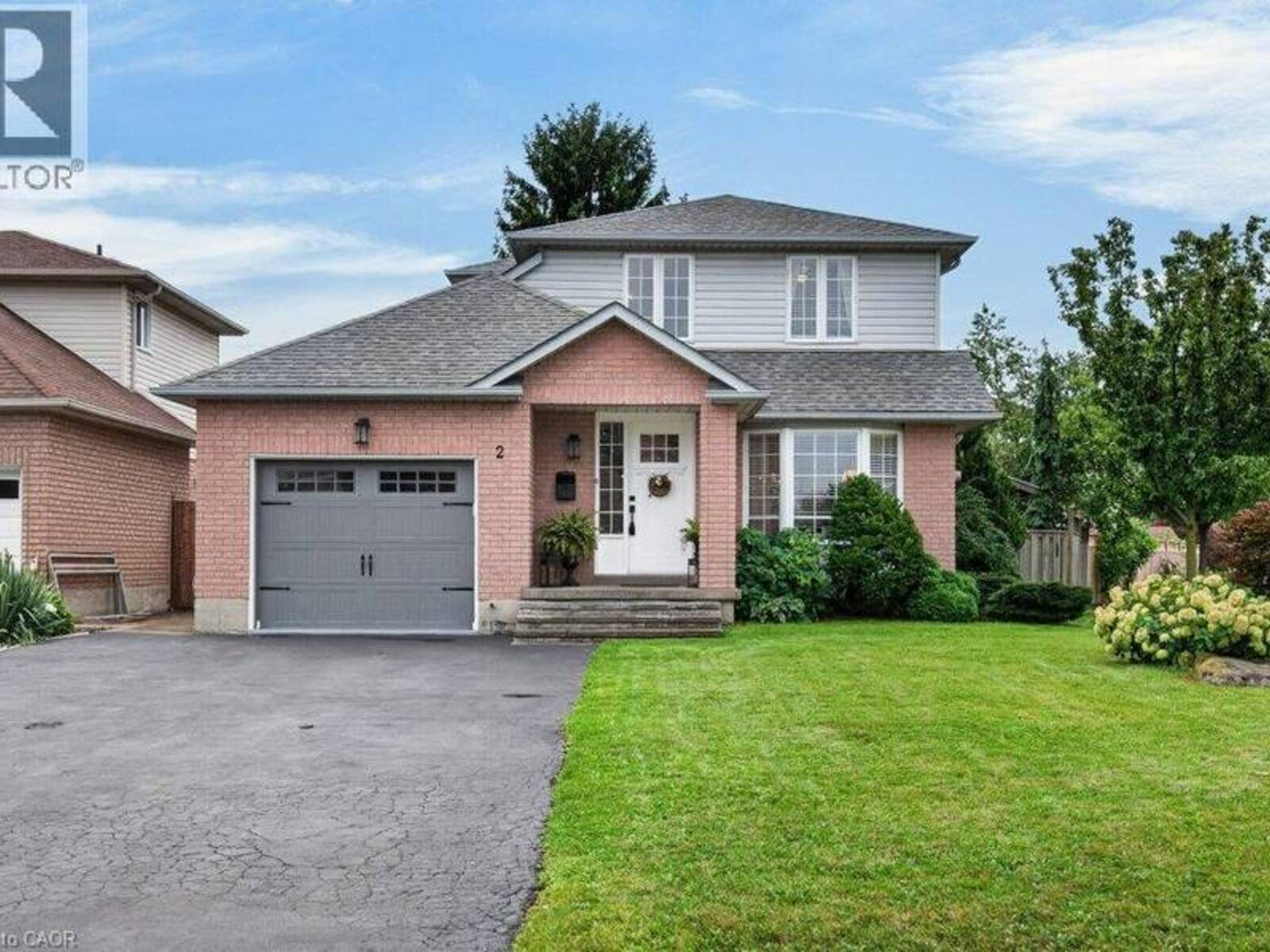 2 LUCIANO Court, Hamilton, Ontario L9A 5G4