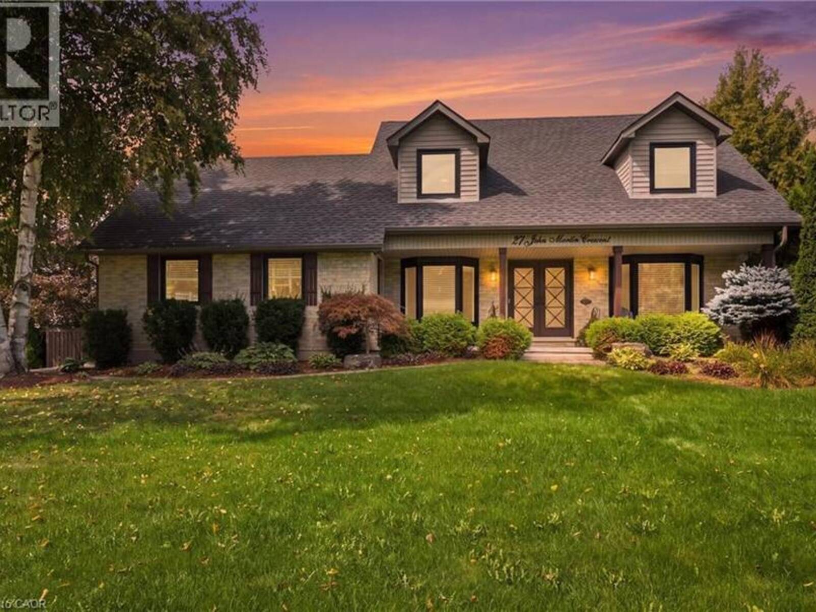 27 JOHN MARTIN Crescent, Hamilton, Ontario L8B 0Z9