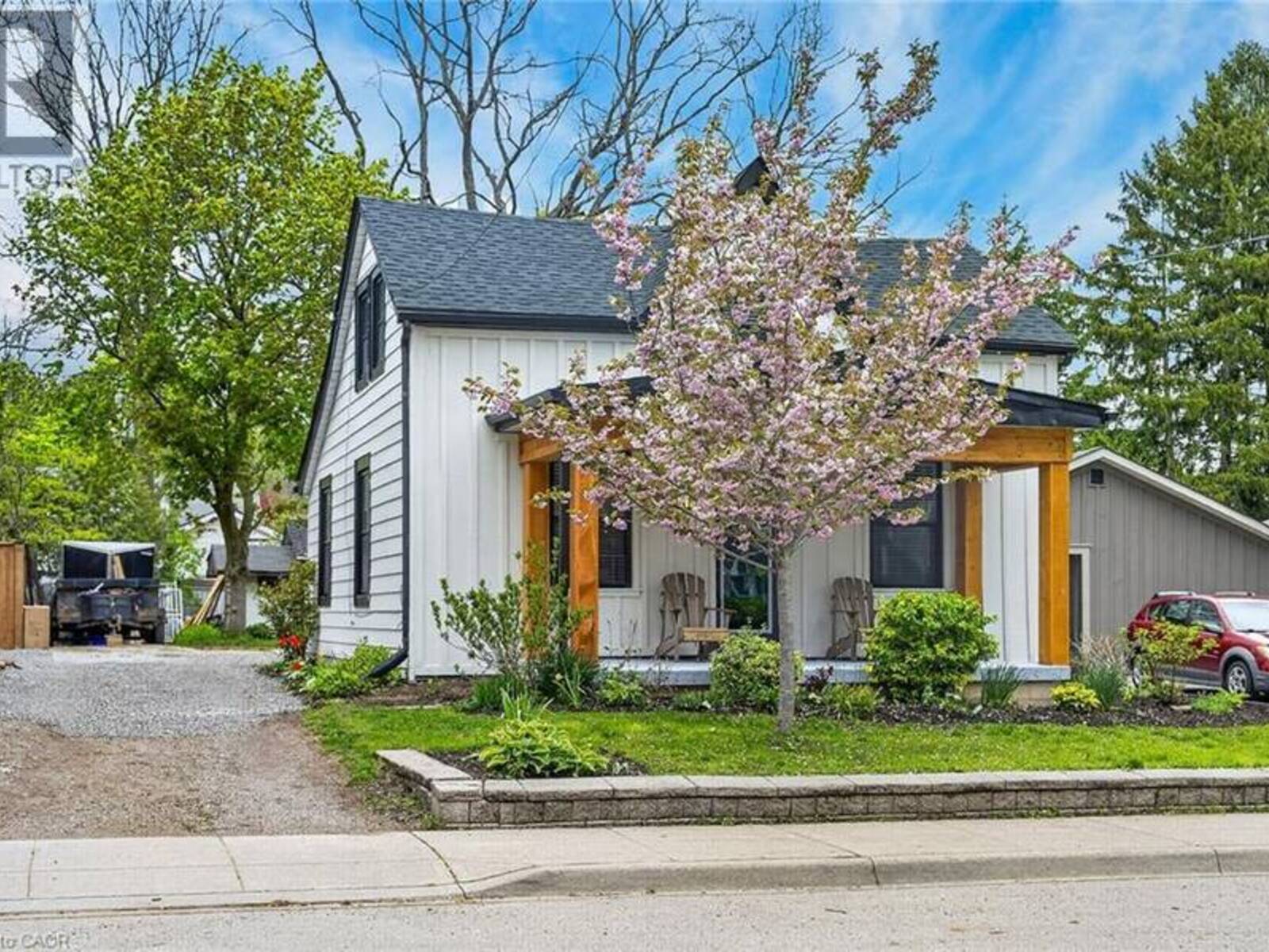 255 MACNAB Street, Dundas, Ontario L9H 2K4