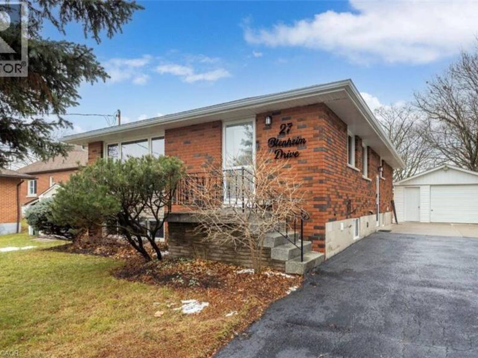 27 BLENHEIM Drive, Hamilton, Ontario L8E 1W1