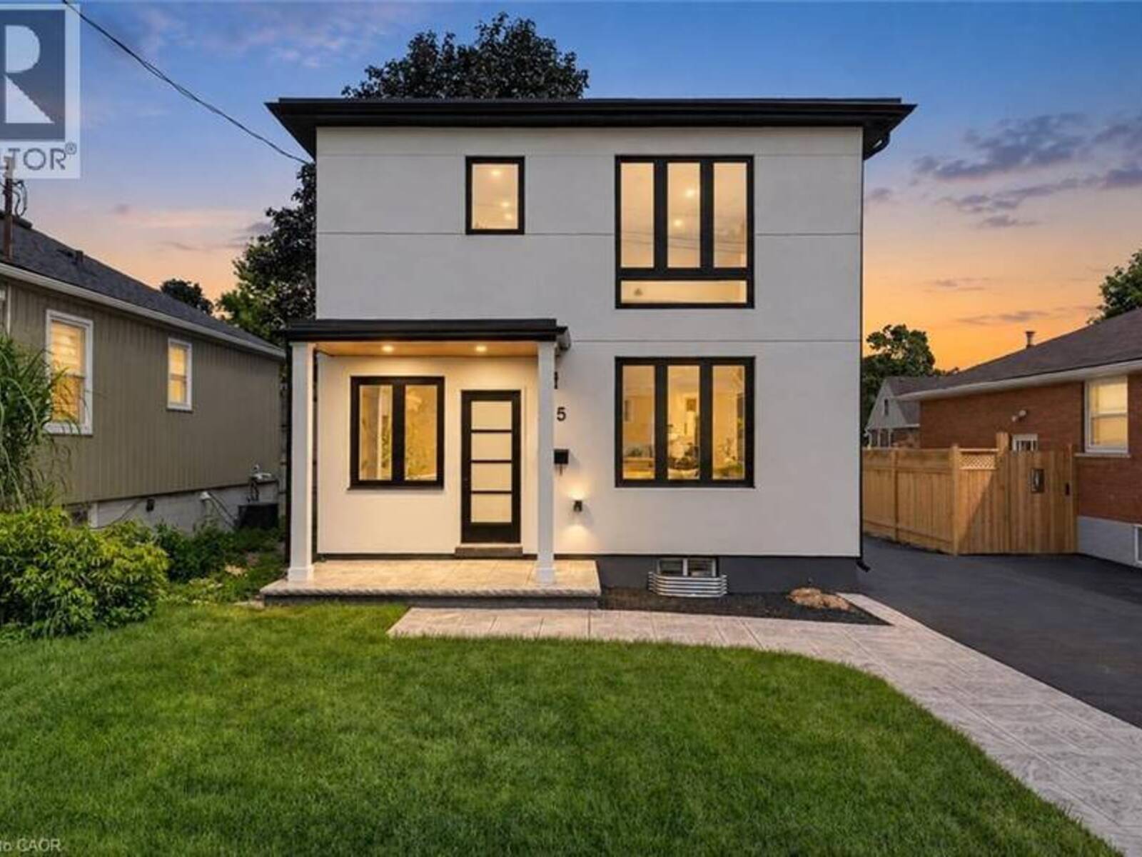 325 QUEENSDALE Avenue E, Hamilton, Ontario L9A 1L5