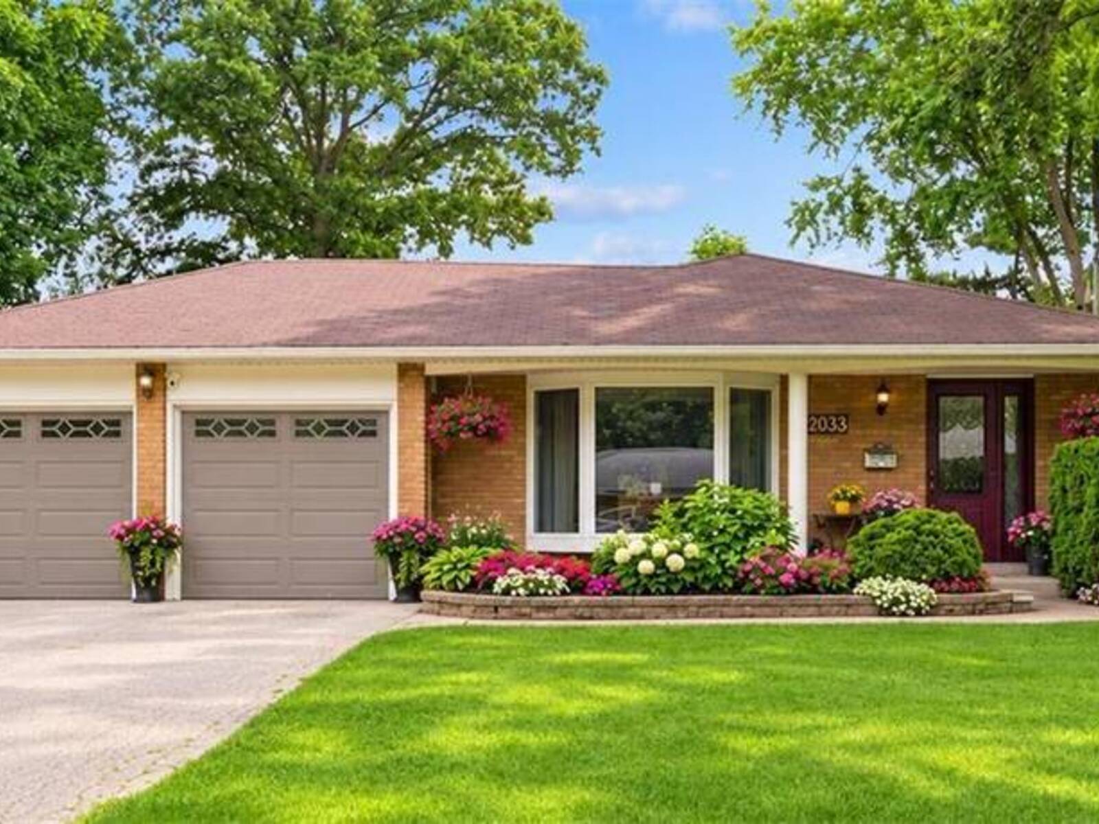 2033 SAXON Road, Oakville, Ontario L6L 2V1