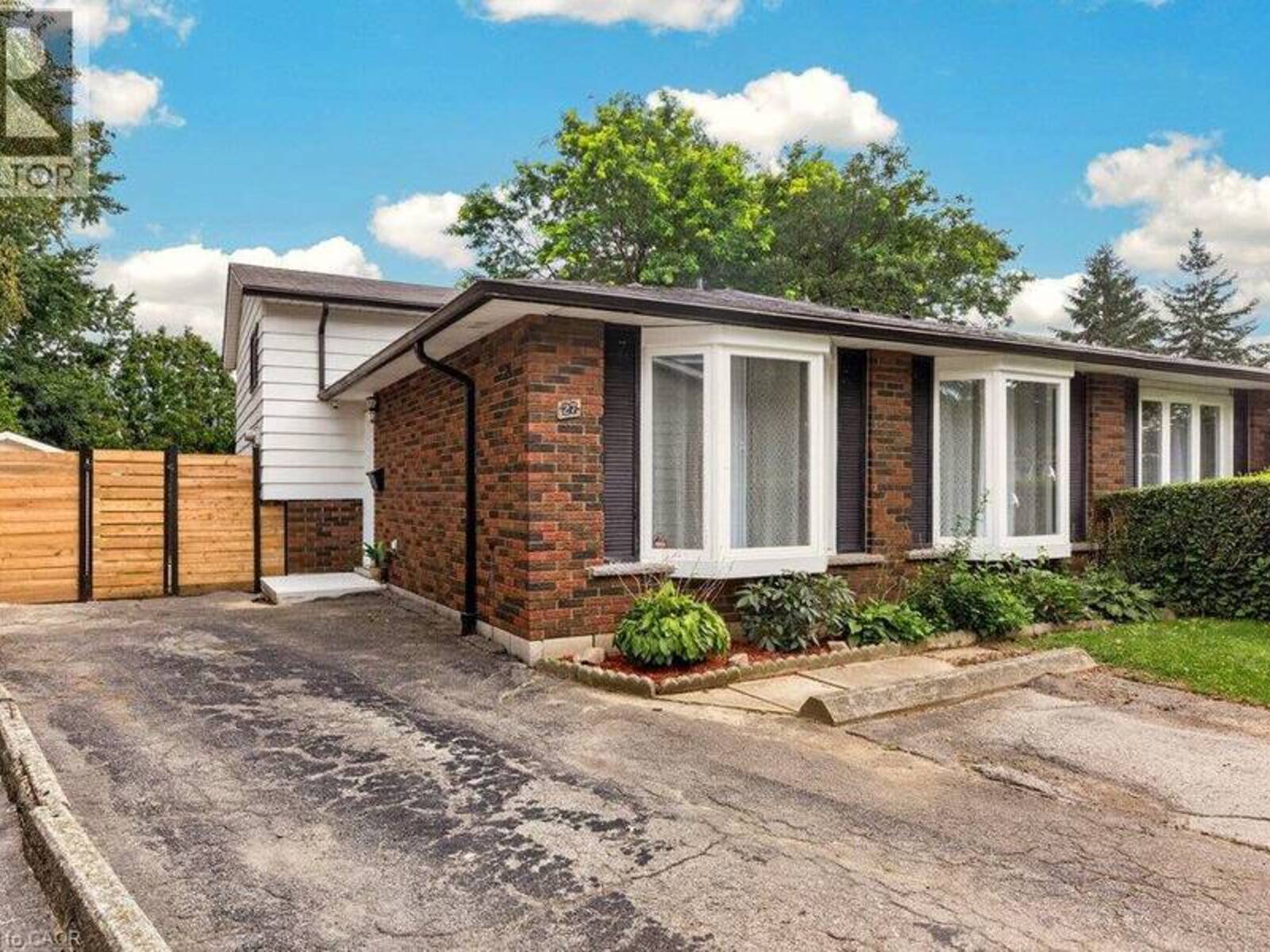 27 GRETNA Court, Hamilton, Ontario L9C 4V1