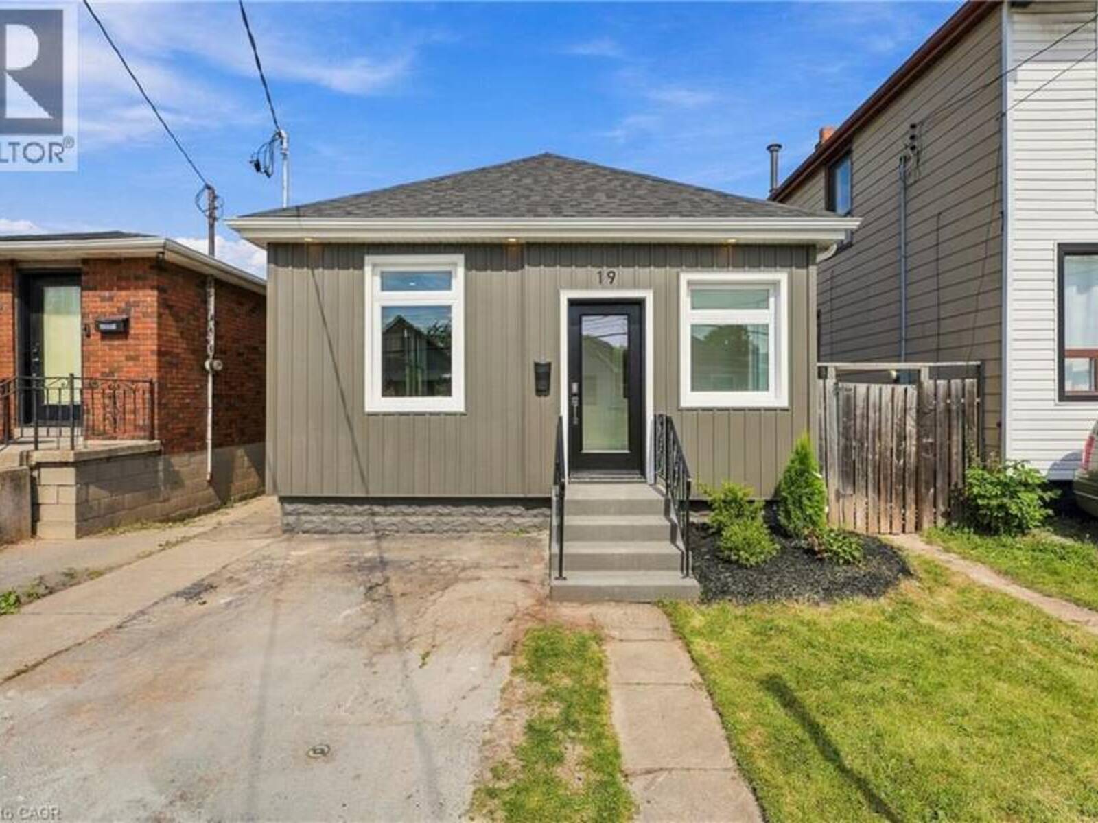 19 VANSITMART Avenue, Hamilton, Ontario L8H 3A2
