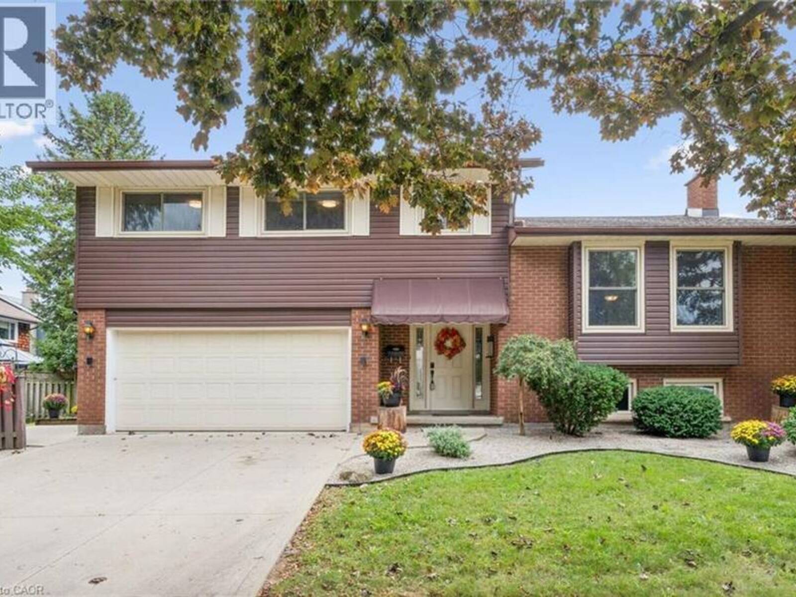 21 COLEBROOK Court, Kitchener, Ontario N2E 1Y8