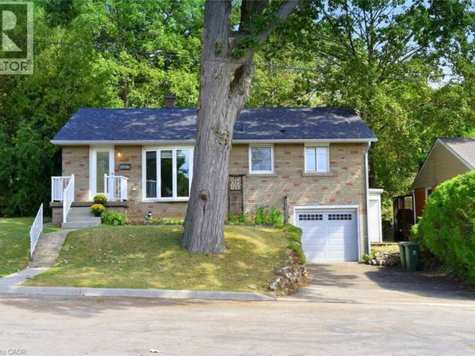 24 DELSEY Street, Dundas, Ontario L9H 1S1