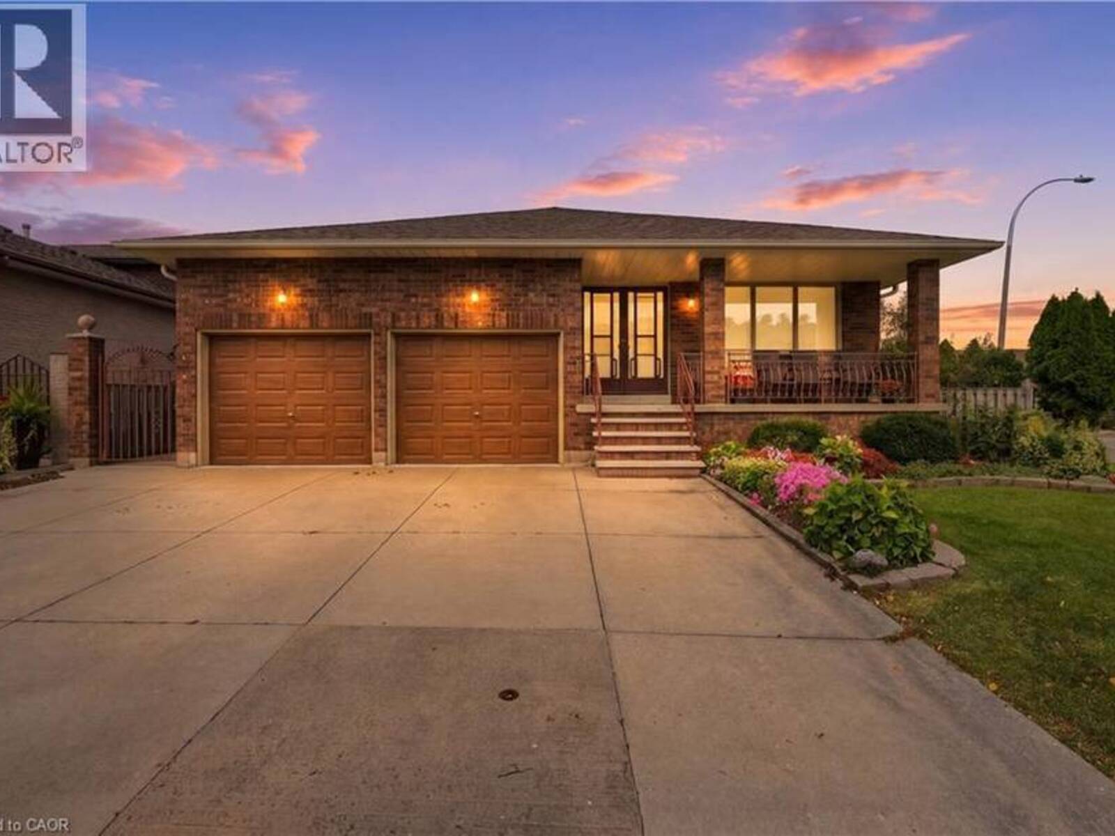 7 VINEHILL Drive, Hamilton, Ontario L8G 4Z1