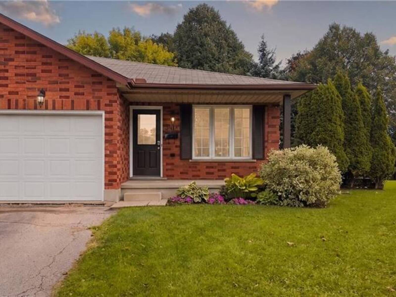 541 OLD ABBEY Court Unit# B, Waterloo, Ontario N2K 3V3