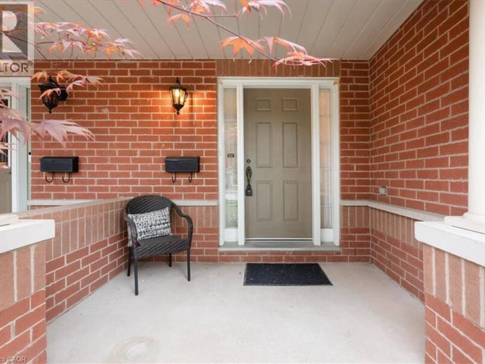 2175 COUNTRY CLUB Drive Unit# 2, Burlington, Ontario L7M 4H9