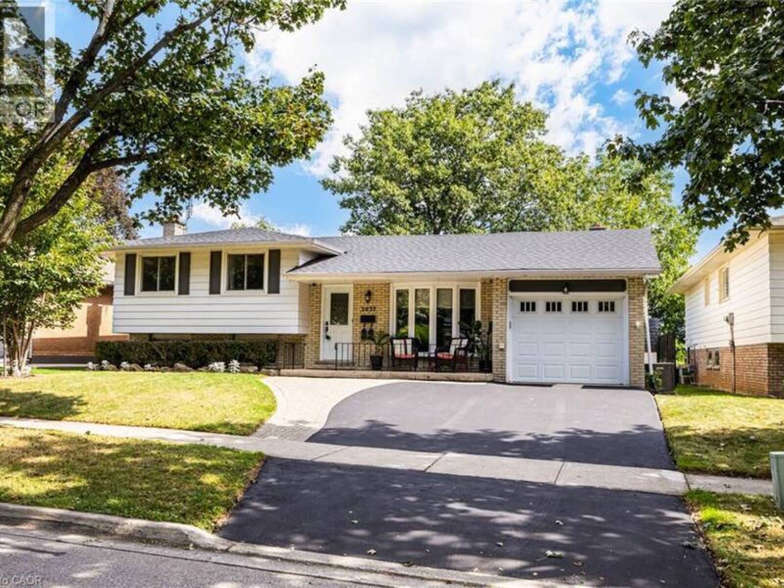 2037 MOUNTAIN GROVE Avenue, Burlington, Ontario L7P 2H8