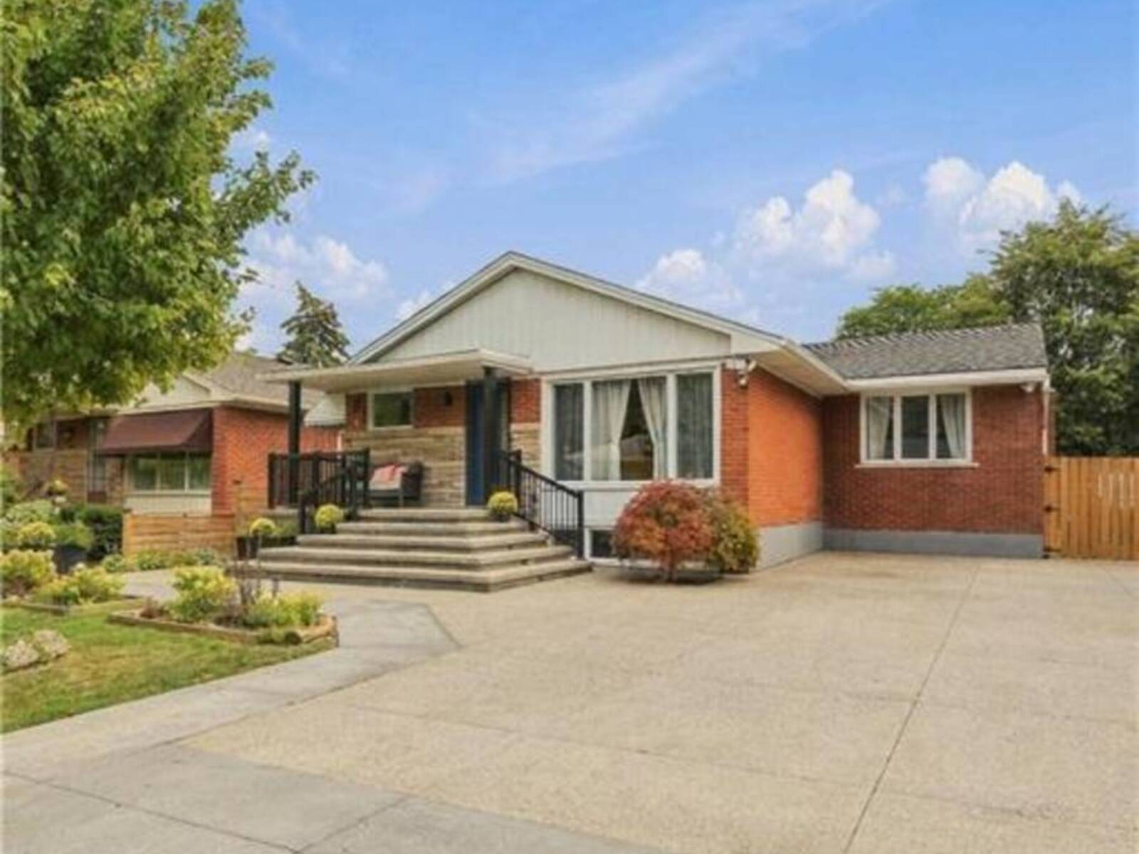 215 WEST 33RD Street, Hamilton, Ontario L9C 5J4