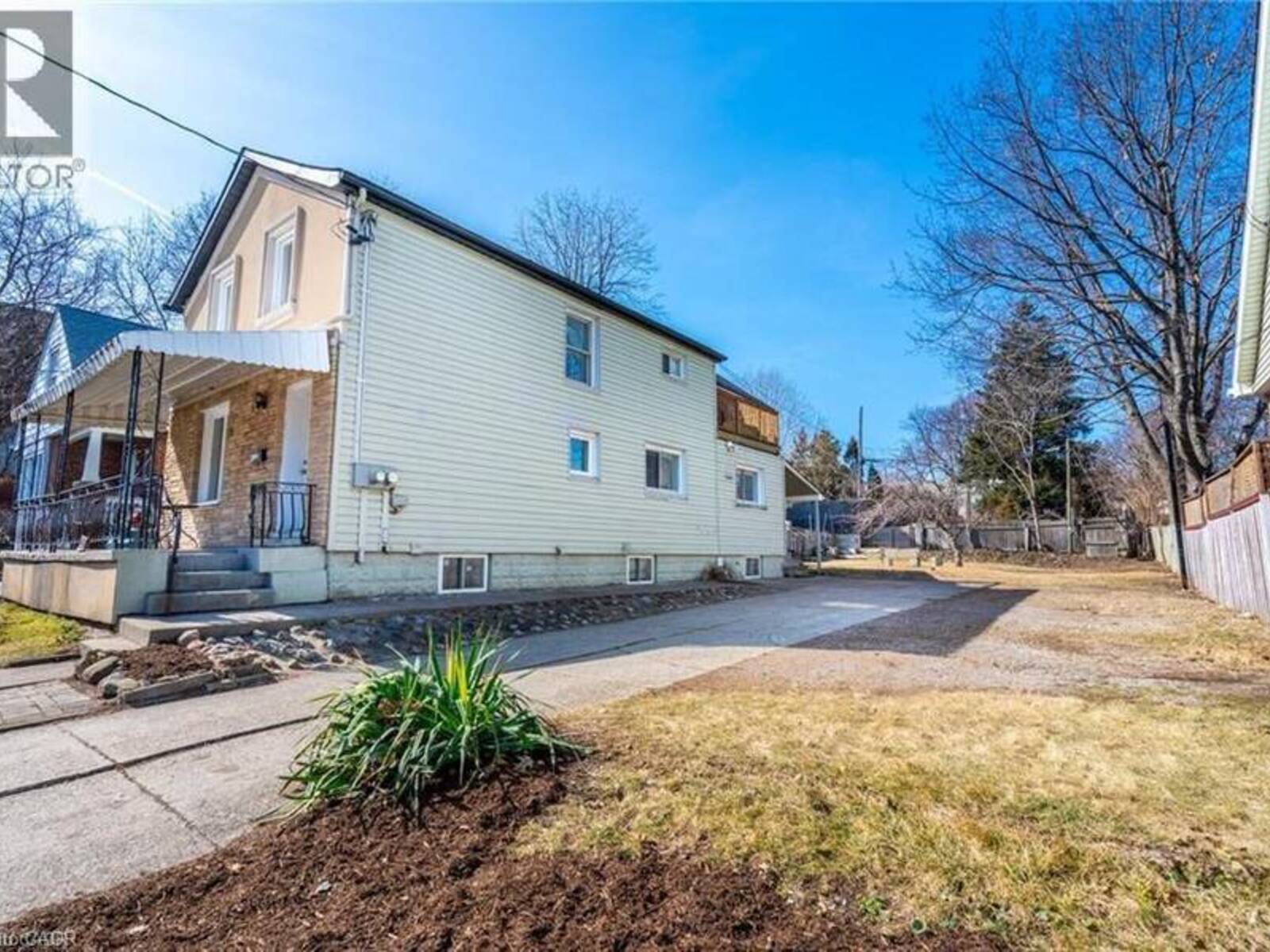 153 STRATHCONA Avenue N, Hamilton, Ontario L8R 3C4