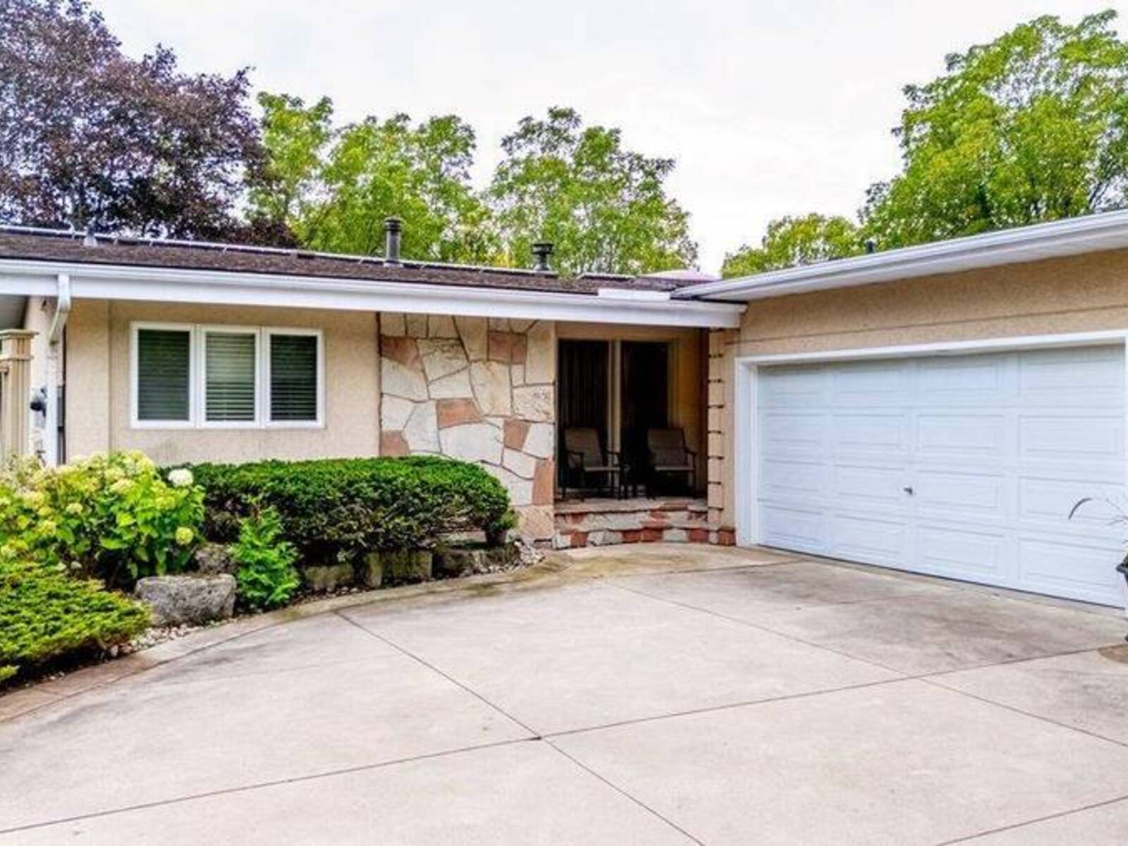 89 LITTLE JOHN Road, Dundas, Ontario L9H 4H2