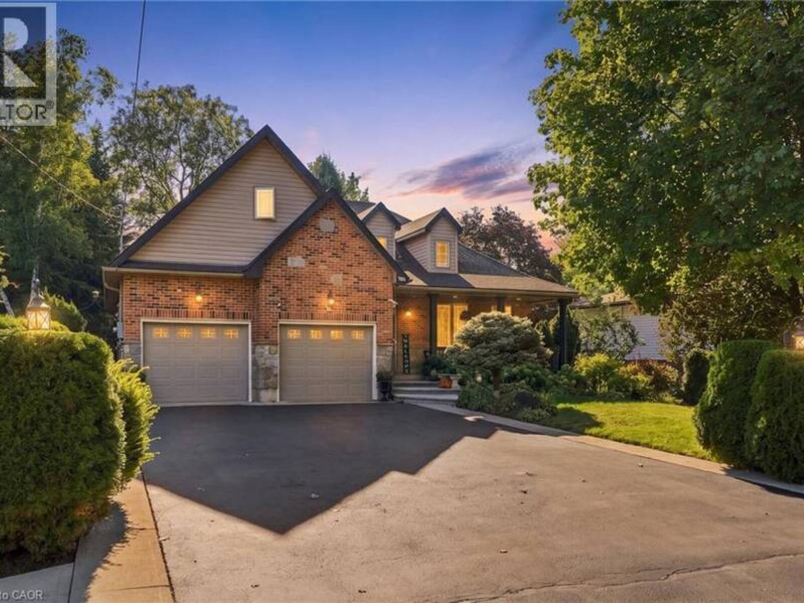 4 SUMMIT Drive, Waterdown, Ontario L8B 0E4