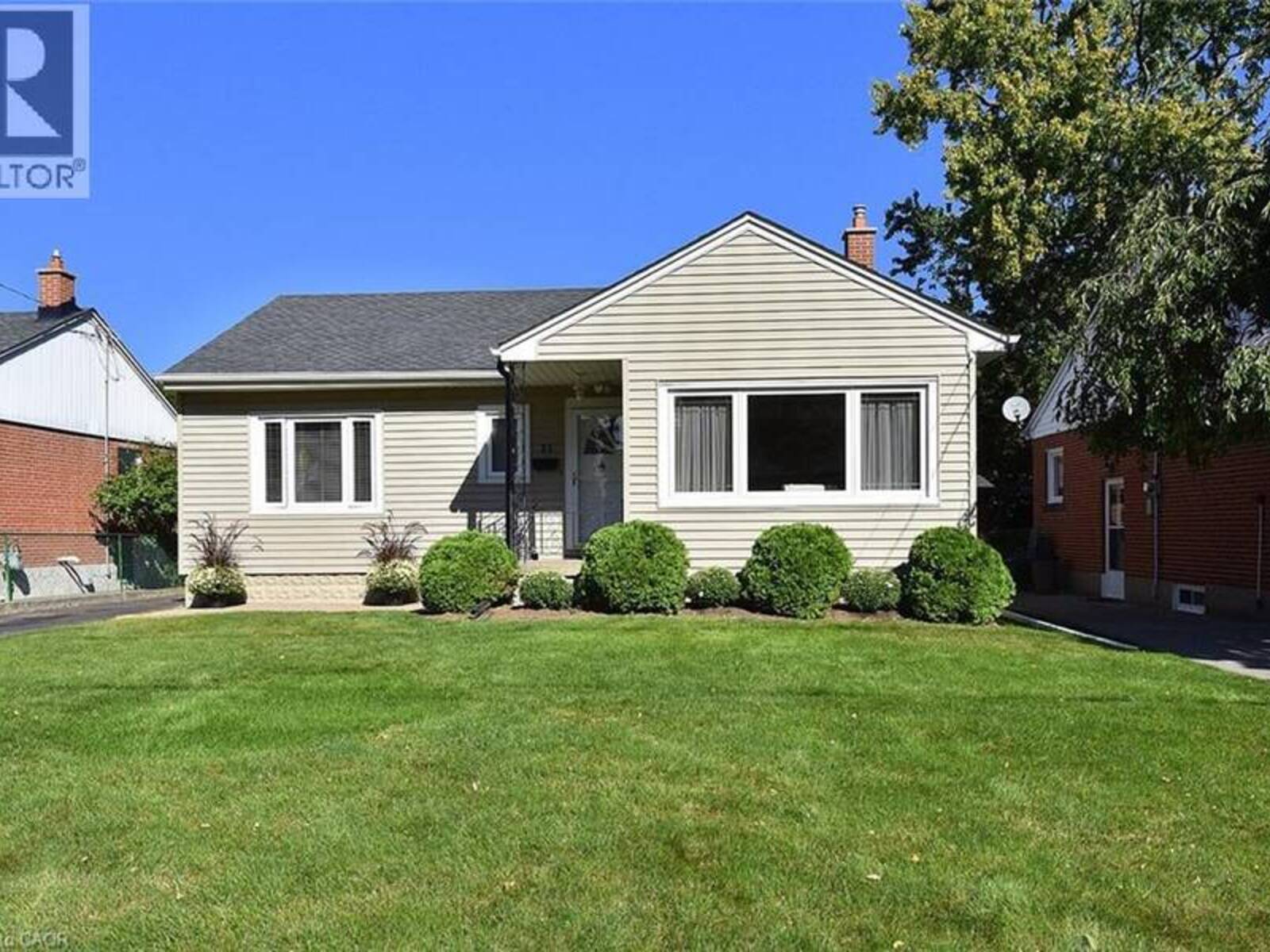 31 KEMP Drive, Hamilton, Ontario L9H 2N1
