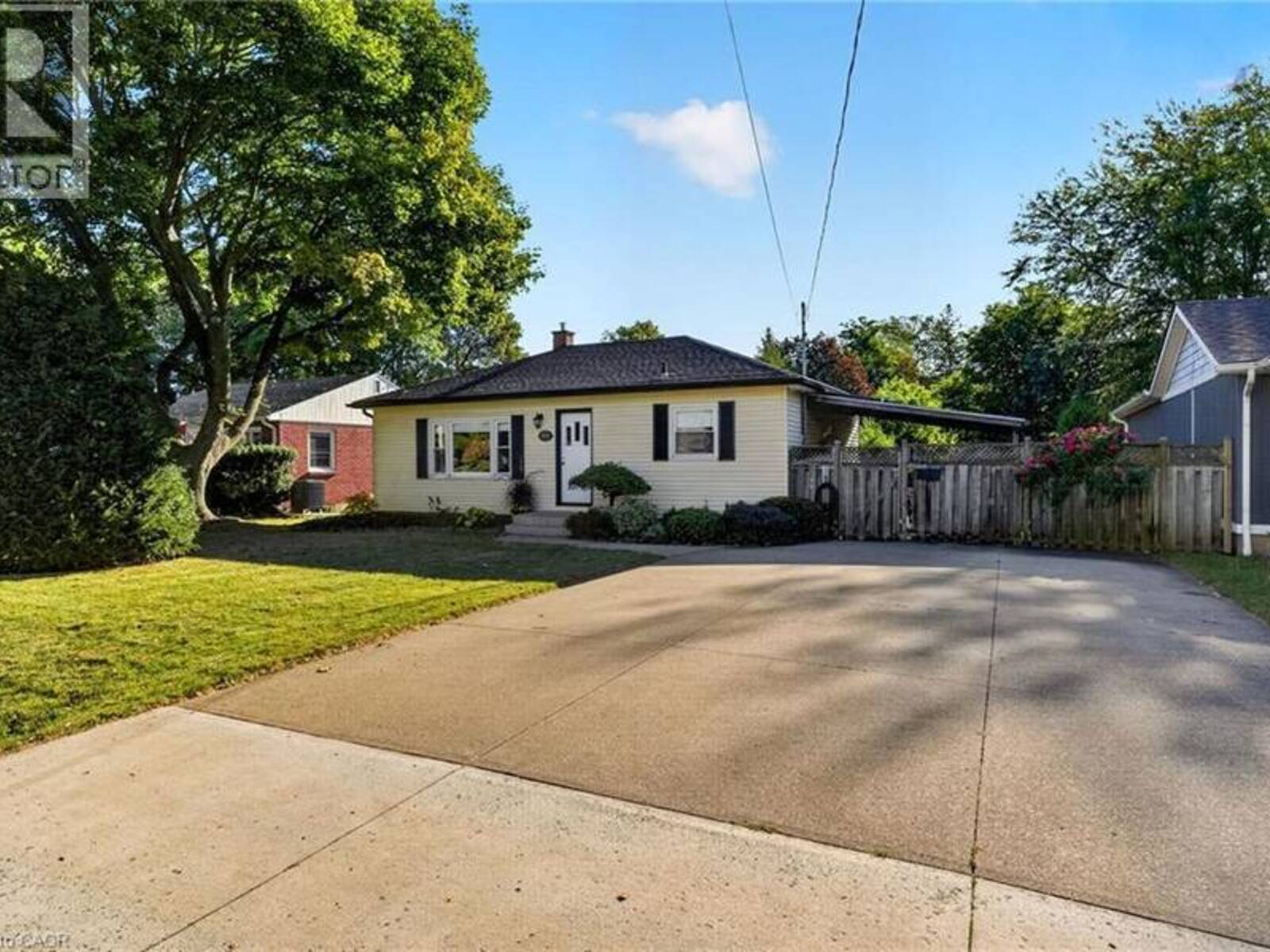 416 BARTLETT Avenue, Grimsby, Ontario L3M 2N4