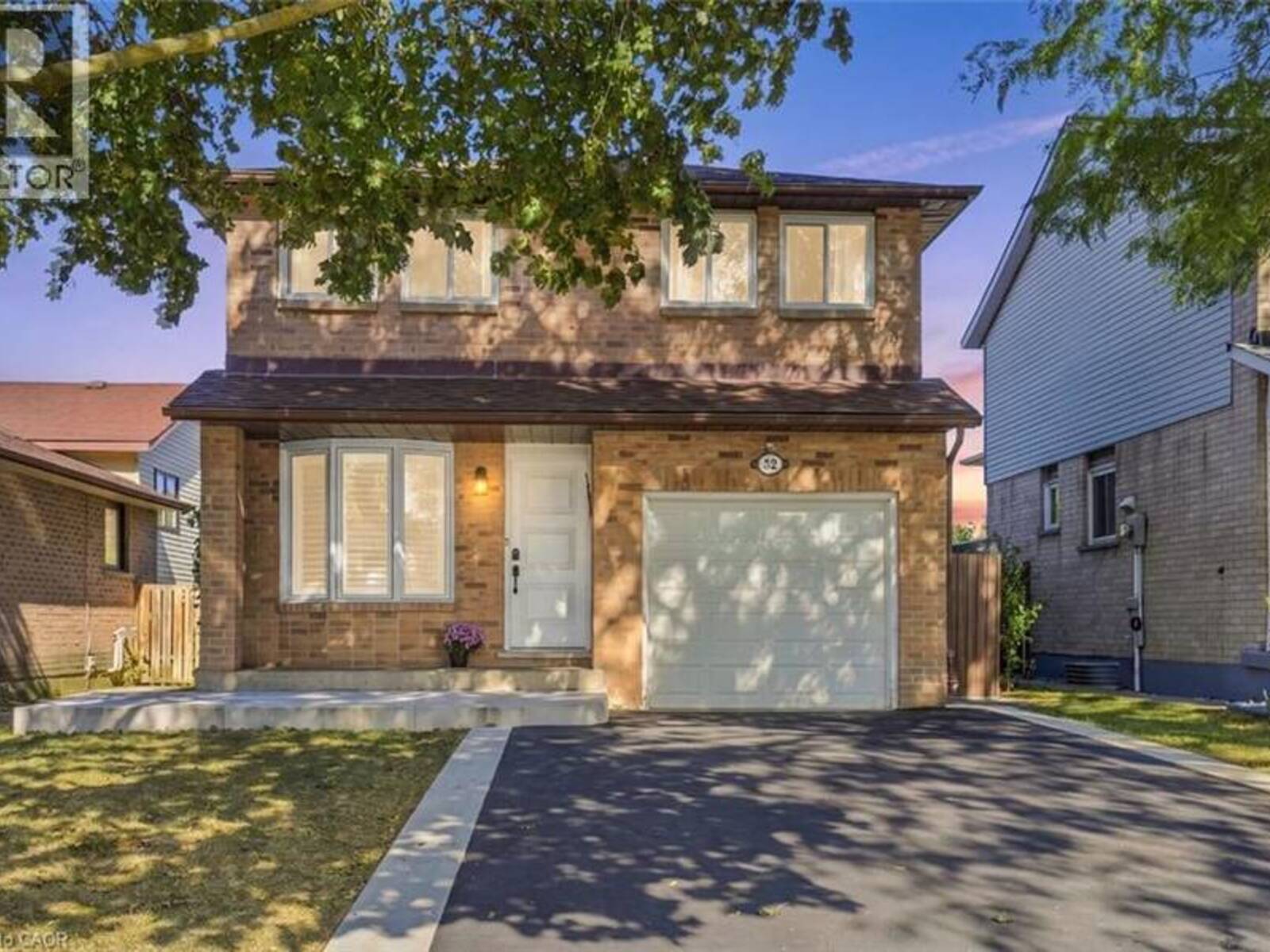 32 TWINOAKS Crescent, Hamilton, Ontario L8J 2E7