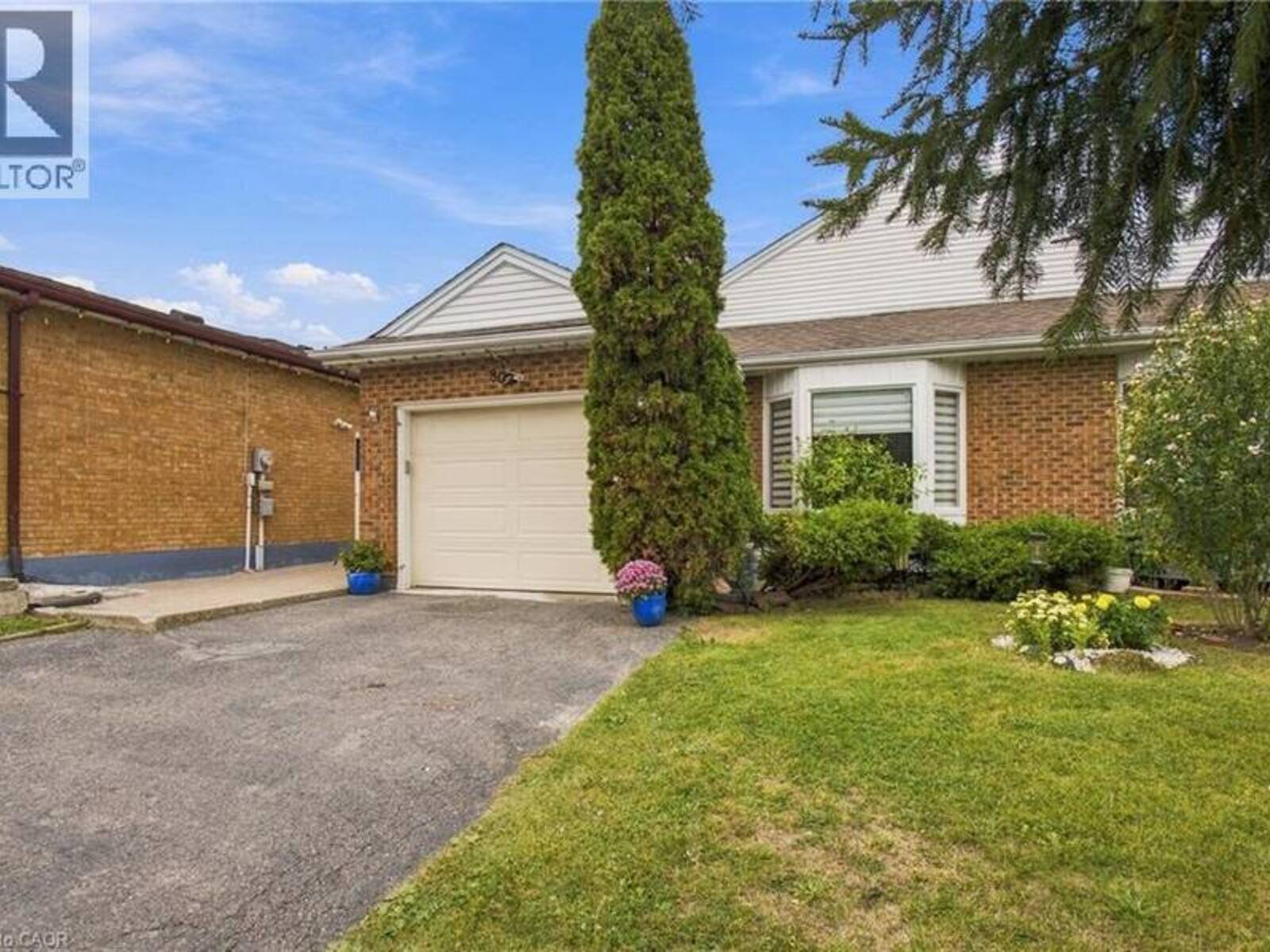 802 STRASBURG Road, Kitchener, Ontario N2E 2Y3