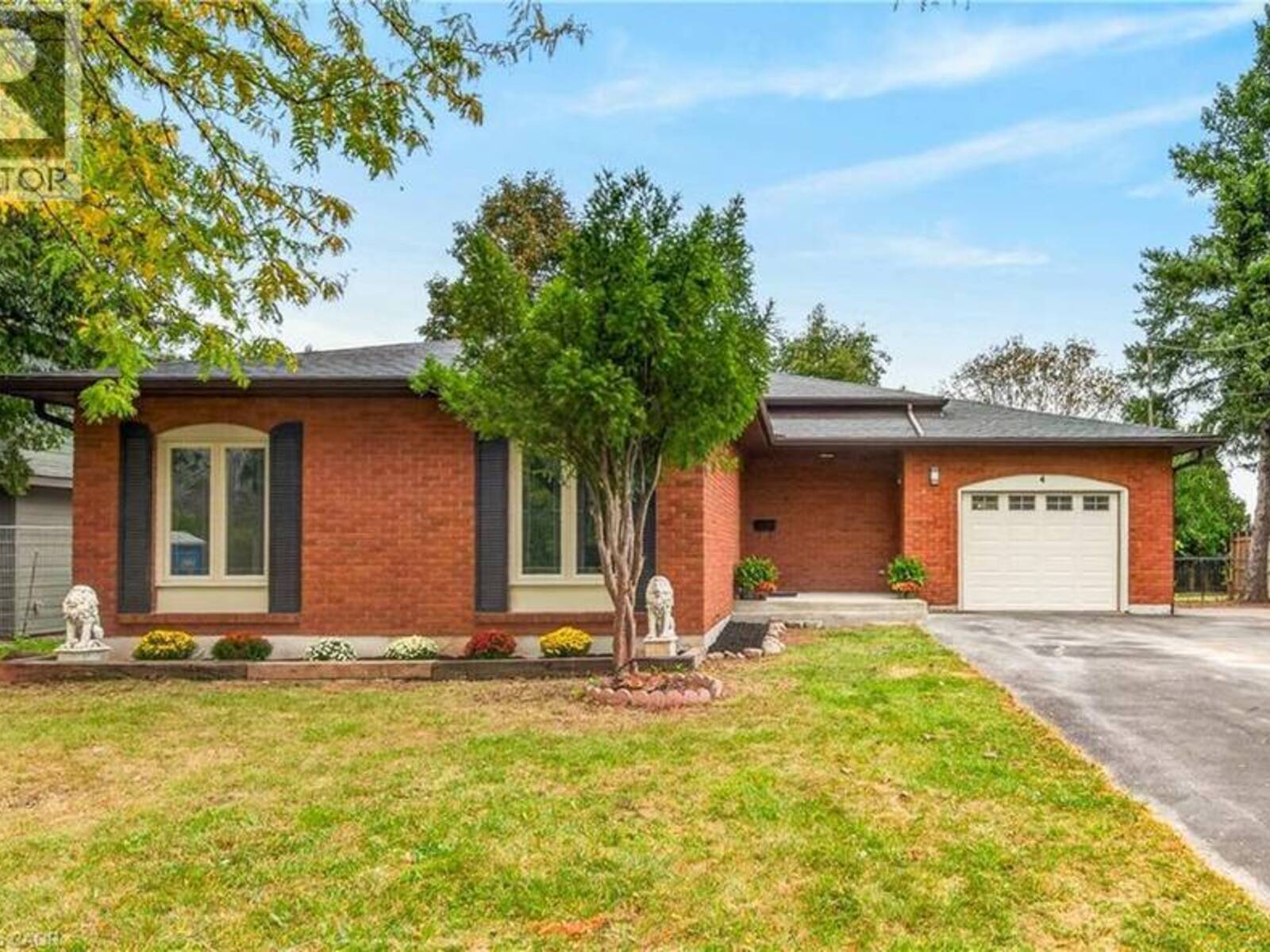 4 WOODCREST Drive, Grimsby, Ontario L3M 1C4