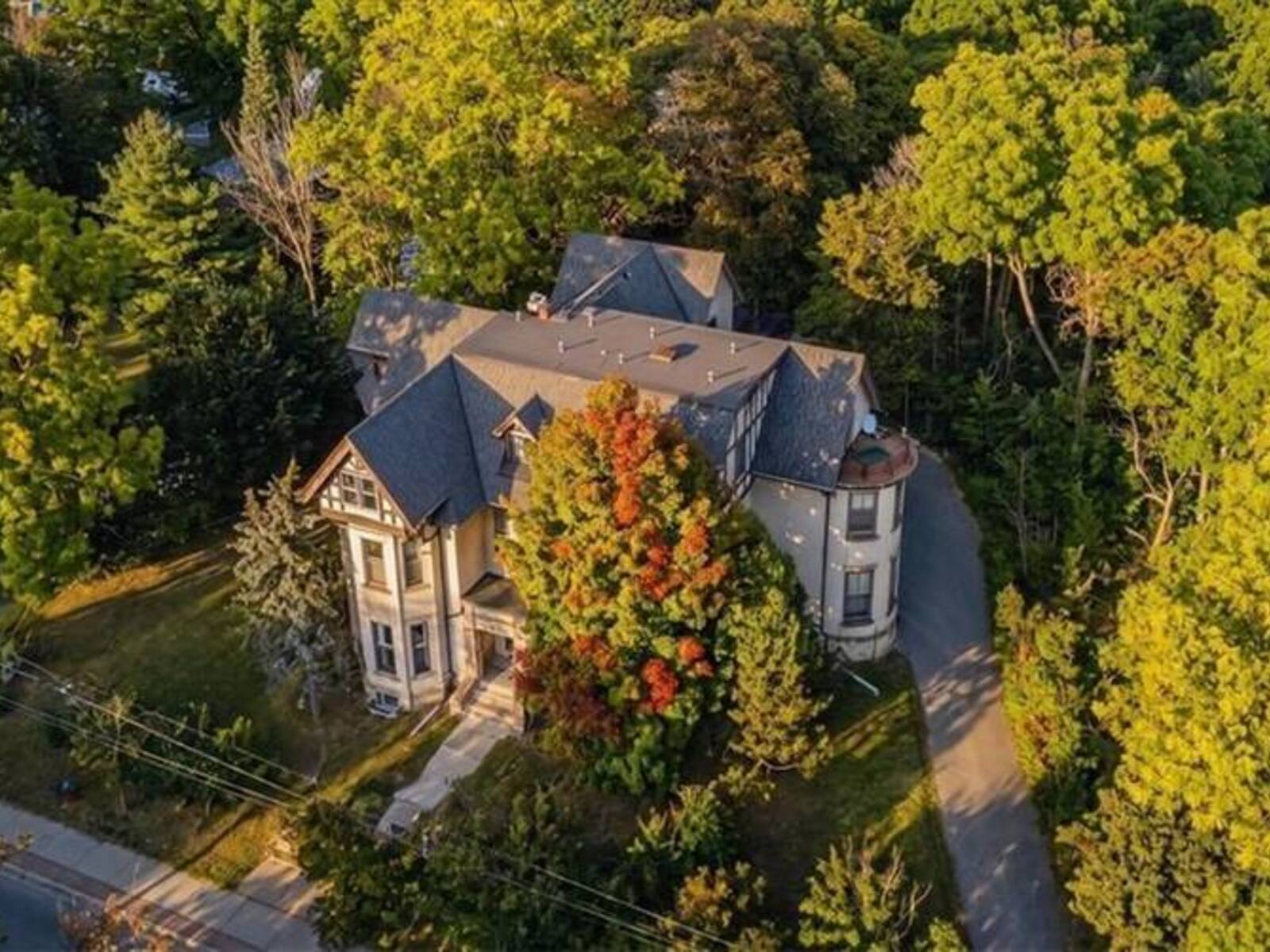 139 MAIN Street S, Halton Hills, Ontario L7J 2M1