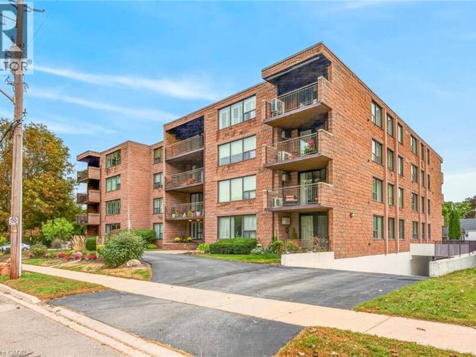 28 ROBINSON Street N Unit# 101, Grimsby, Ontario L3M 3C9
