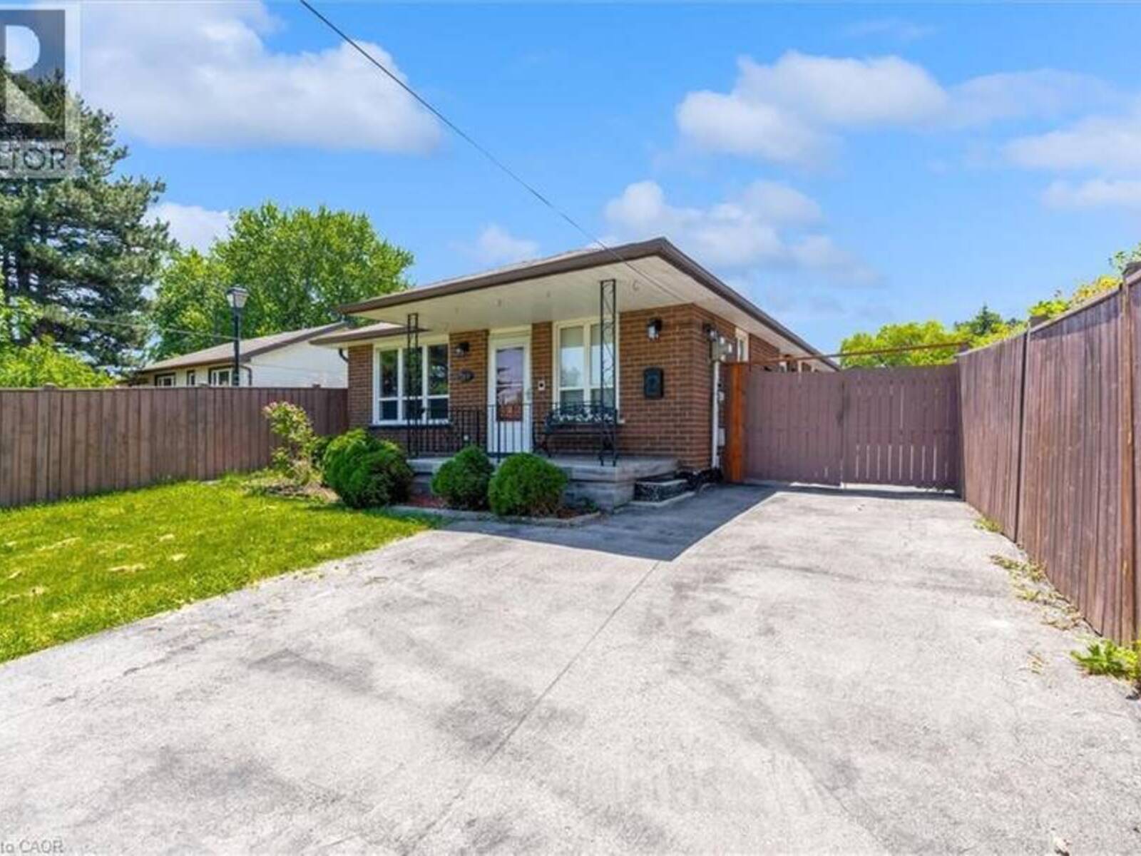 261 LIMERIDGE Road W, Hamilton, Ontario L9C 2V4