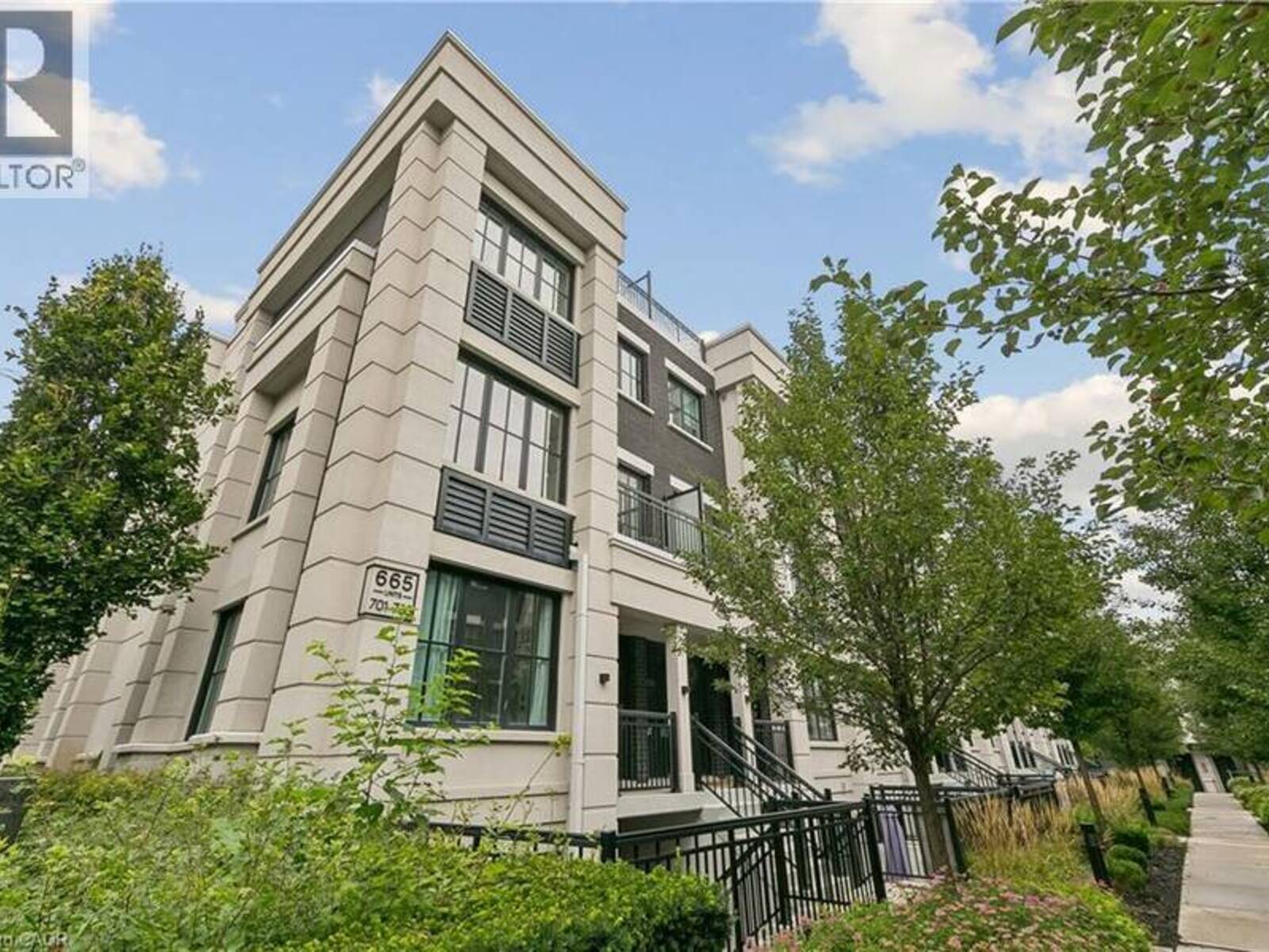 665 CRICKLEWOOD Drive Unit# 703, Mississauga, Ontario L5G 0B9