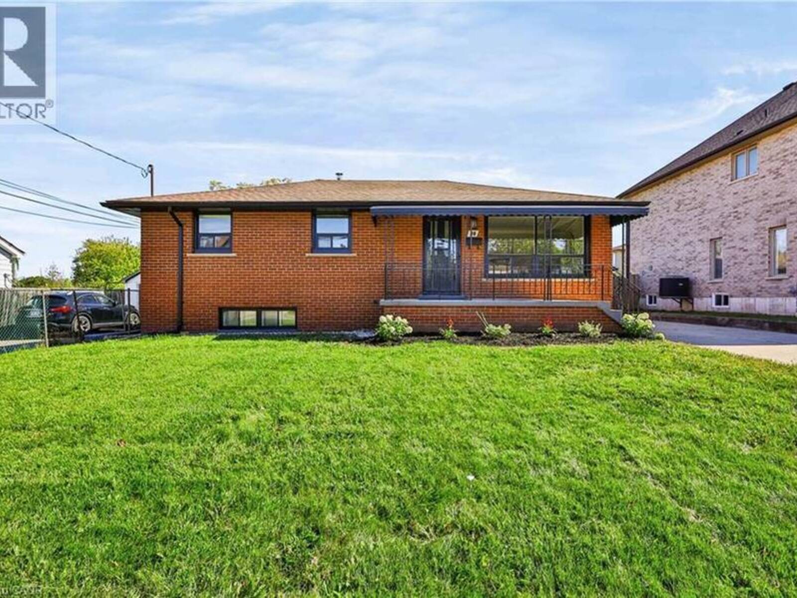 38 DEERHURST Road, Hamilton, Ontario L8E 2E4